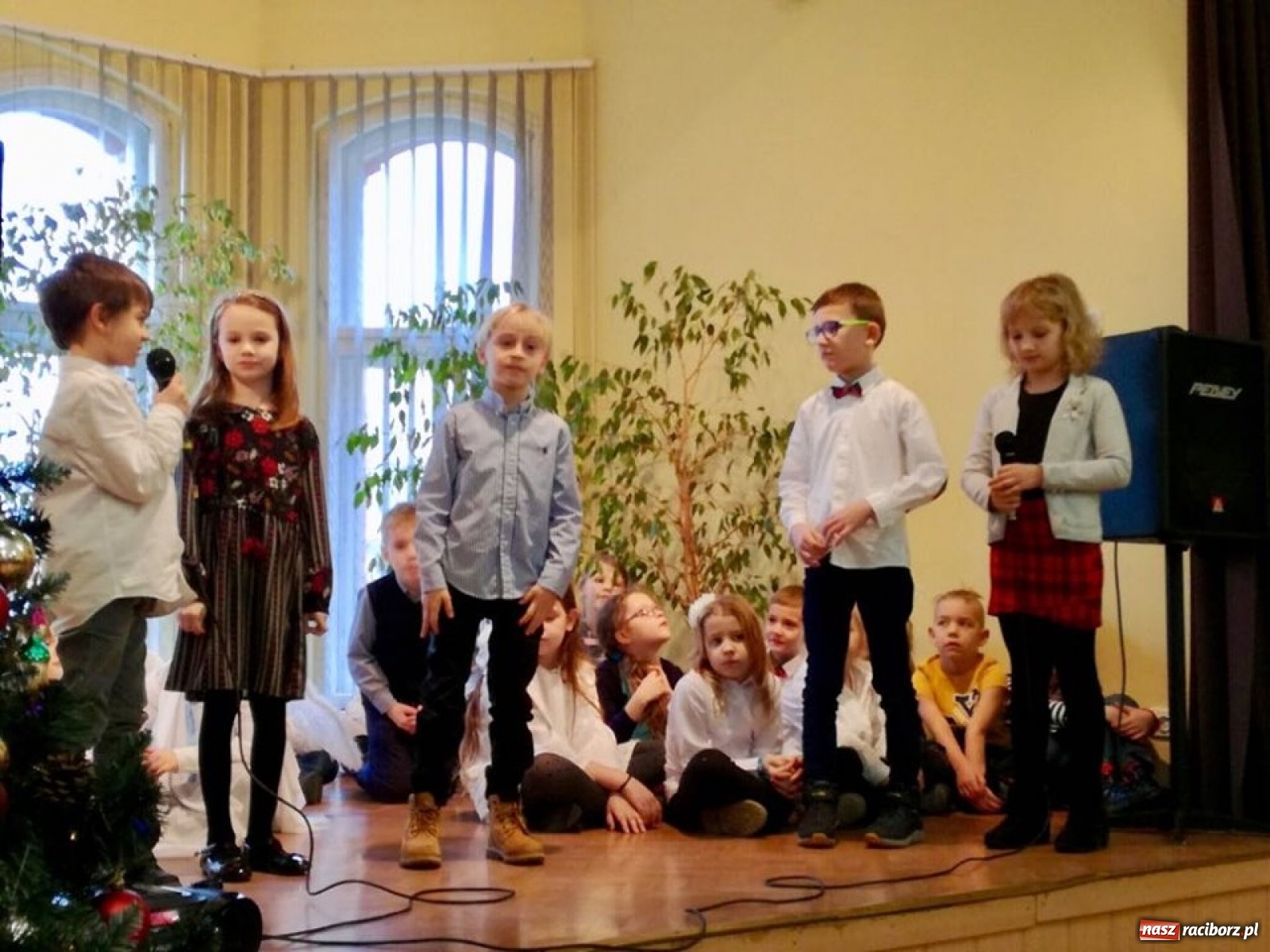 Zdjęcie w galerii na portalu naszraciborz.pl: Do DPS przy Placu Jagiełły przybieżeli Anieli z SP 13 wiadomości z regionu