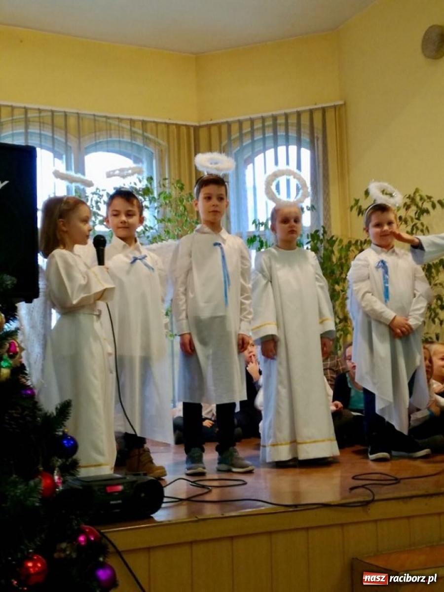 Zdjęcie w galerii na portalu naszraciborz.pl: Do DPS przy Placu Jagiełły przybieżeli Anieli z SP 13 wiadomości z regionu