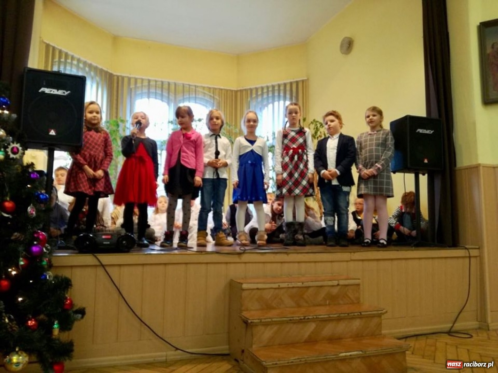 Zdjęcie w galerii na portalu naszraciborz.pl: Do DPS przy Placu Jagiełły przybieżeli Anieli z SP 13 wiadomości z regionu