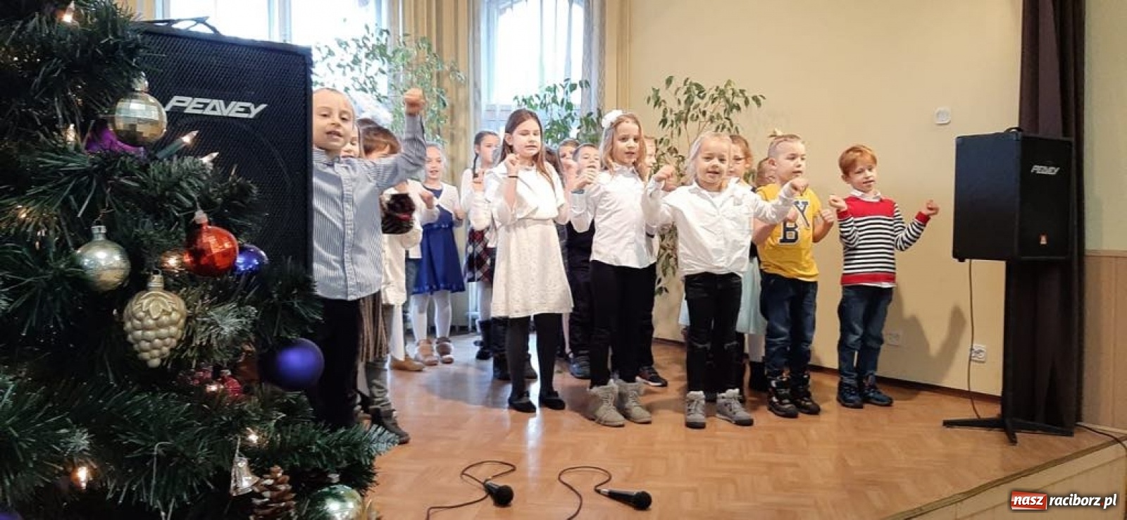 Zdjęcie w galerii na portalu naszraciborz.pl: Do DPS przy Placu Jagiełły przybieżeli Anieli z SP 13 wiadomości z regionu