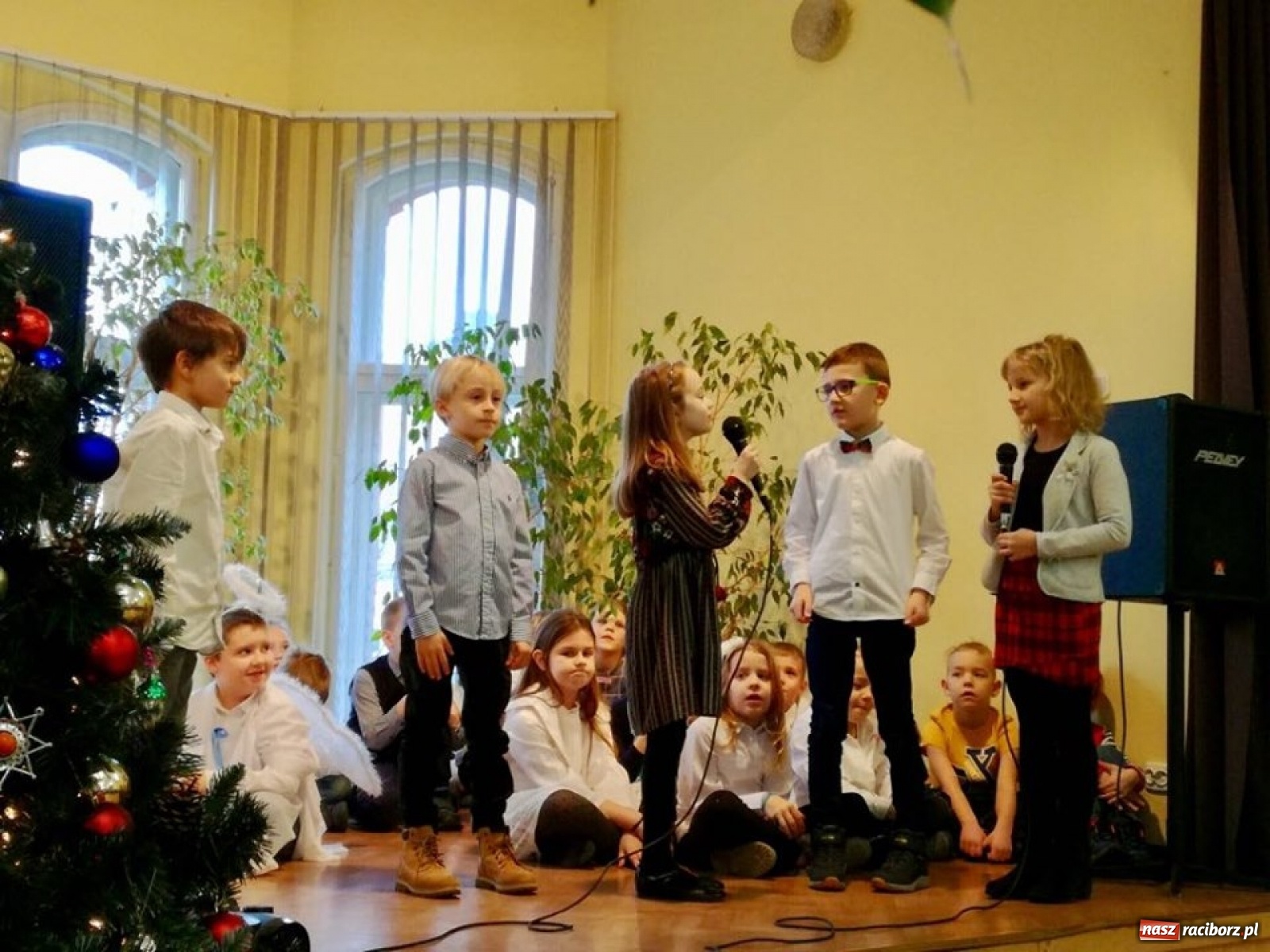 Zdjęcie w galerii na portalu naszraciborz.pl: Do DPS przy Placu Jagiełły przybieżeli Anieli z SP 13 wiadomości z regionu