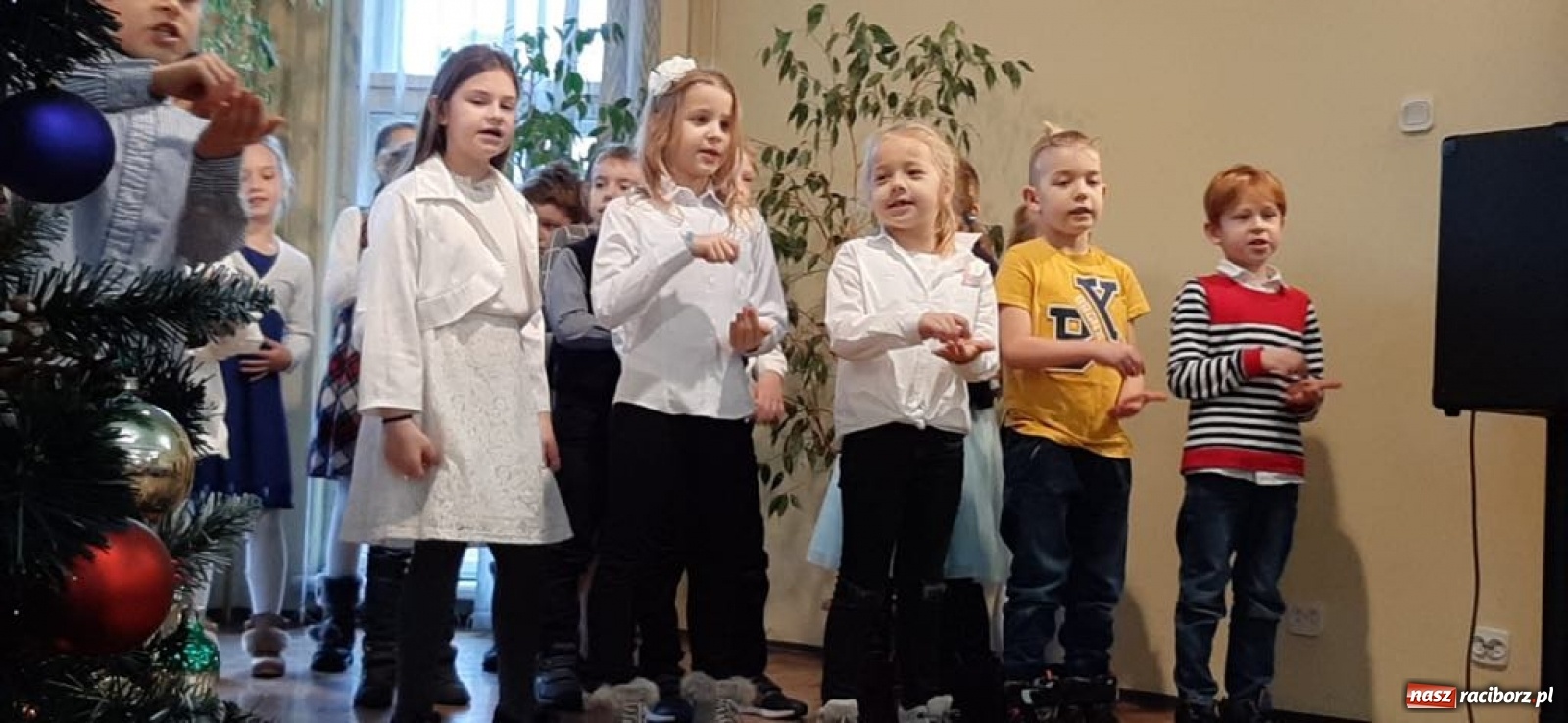 Zdjęcie w galerii na portalu naszraciborz.pl: Do DPS przy Placu Jagiełły przybieżeli Anieli z SP 13 wiadomości z regionu