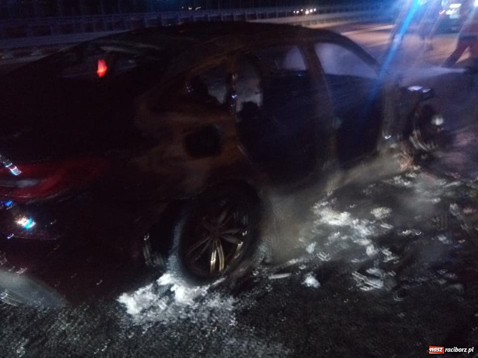 Zdjęcie w galerii na portalu naszraciborz.pl: BMW warte 300 tys. zł spłonęło na A1 [WIDEO] wiadomości z regionu