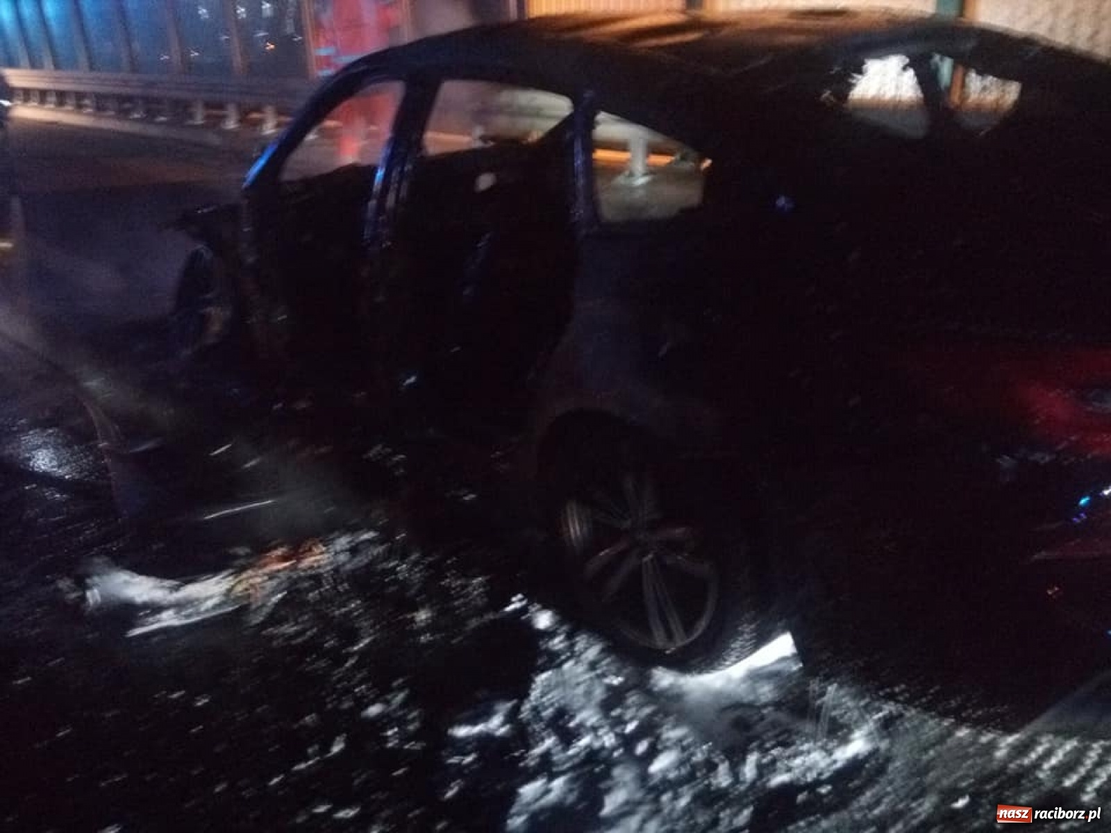 Zdjęcie w galerii na portalu naszraciborz.pl: BMW warte 300 tys. zł spłonęło na A1 [WIDEO] wiadomości z regionu