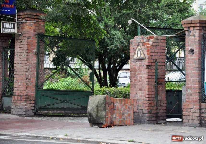 Zdjęcie w galerii na portalu naszraciborz.pl: To skandal. Mur leży od tygodnia wiadomości z regionu