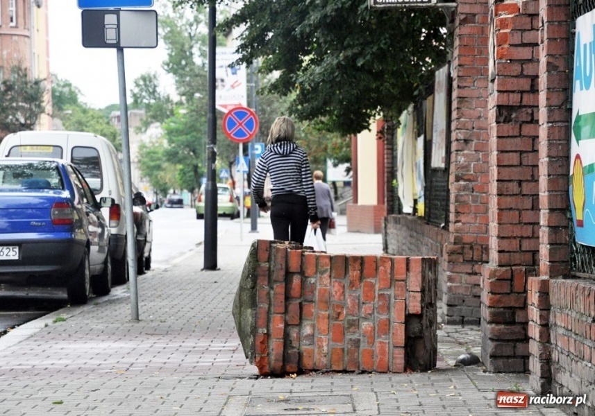 Zdjęcie w galerii na portalu naszraciborz.pl: To skandal. Mur leży od tygodnia wiadomości z regionu