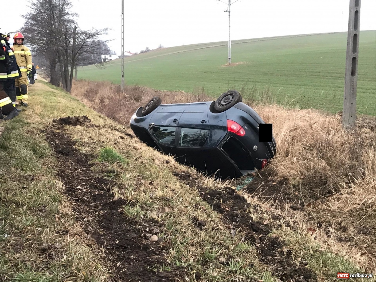 Zdjęcie w galerii na portalu naszraciborz.pl: Dachowanie na trasie Cyprzanów-Pietrowice Wielkie [FOTO] wiadomości z regionu