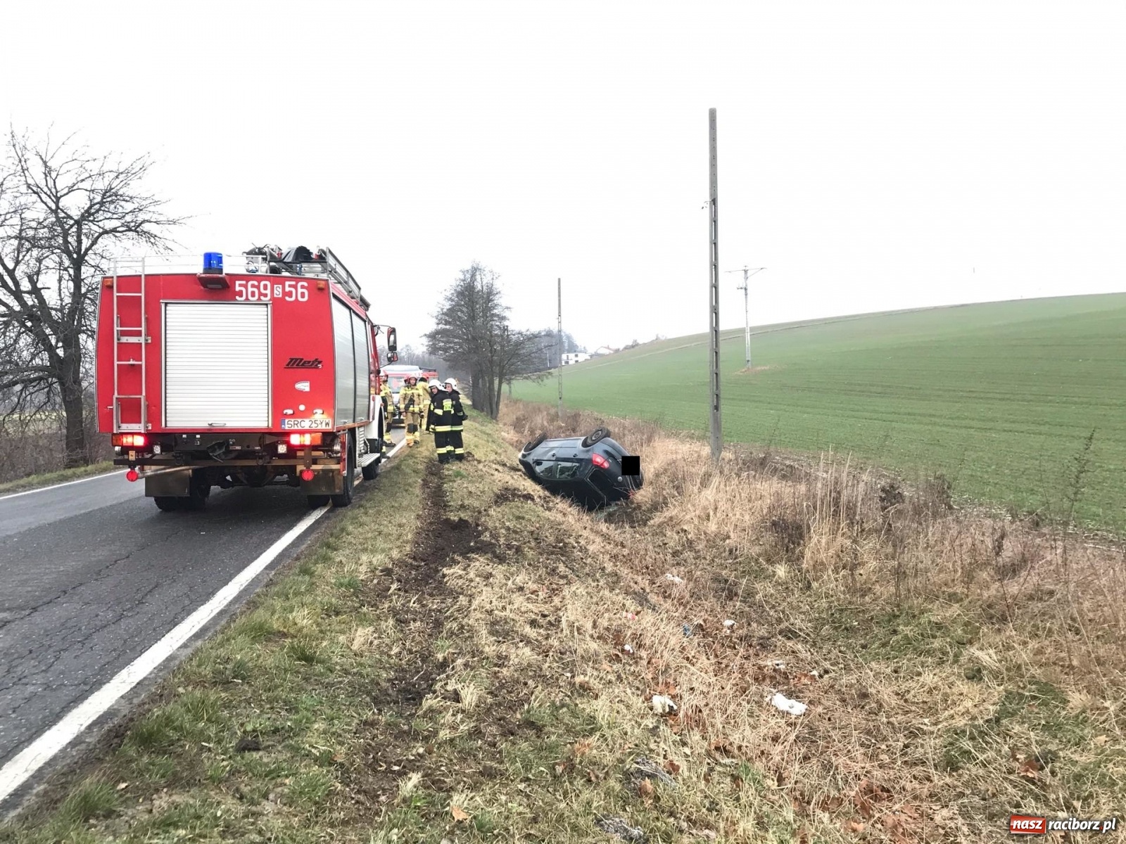 Zdjęcie w galerii na portalu naszraciborz.pl: Dachowanie na trasie Cyprzanów-Pietrowice Wielkie [FOTO] wiadomości z regionu