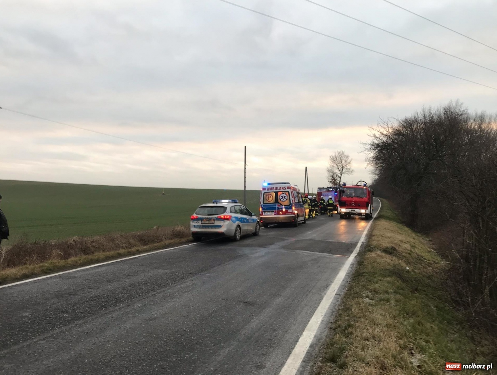Zdjęcie w galerii na portalu naszraciborz.pl: Dachowanie na trasie Cyprzanów-Pietrowice Wielkie [FOTO] wiadomości z regionu