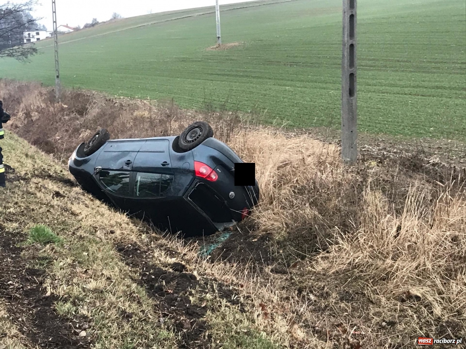 Zdjęcie w galerii na portalu naszraciborz.pl: Dachowanie na trasie Cyprzanów-Pietrowice Wielkie [FOTO] wiadomości z regionu
