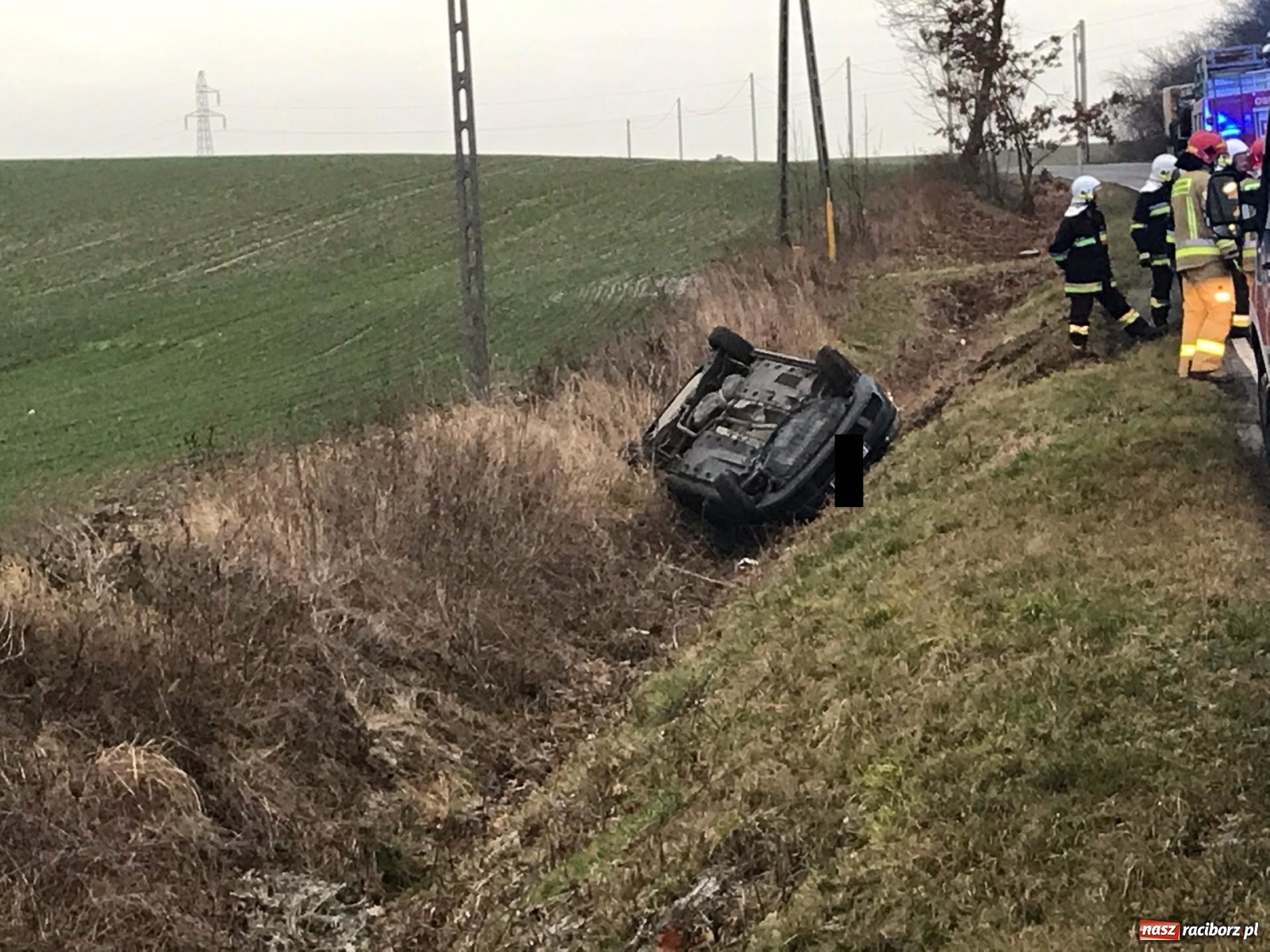 Zdjęcie w galerii na portalu naszraciborz.pl: Dachowanie na trasie Cyprzanów-Pietrowice Wielkie [FOTO] wiadomości z regionu