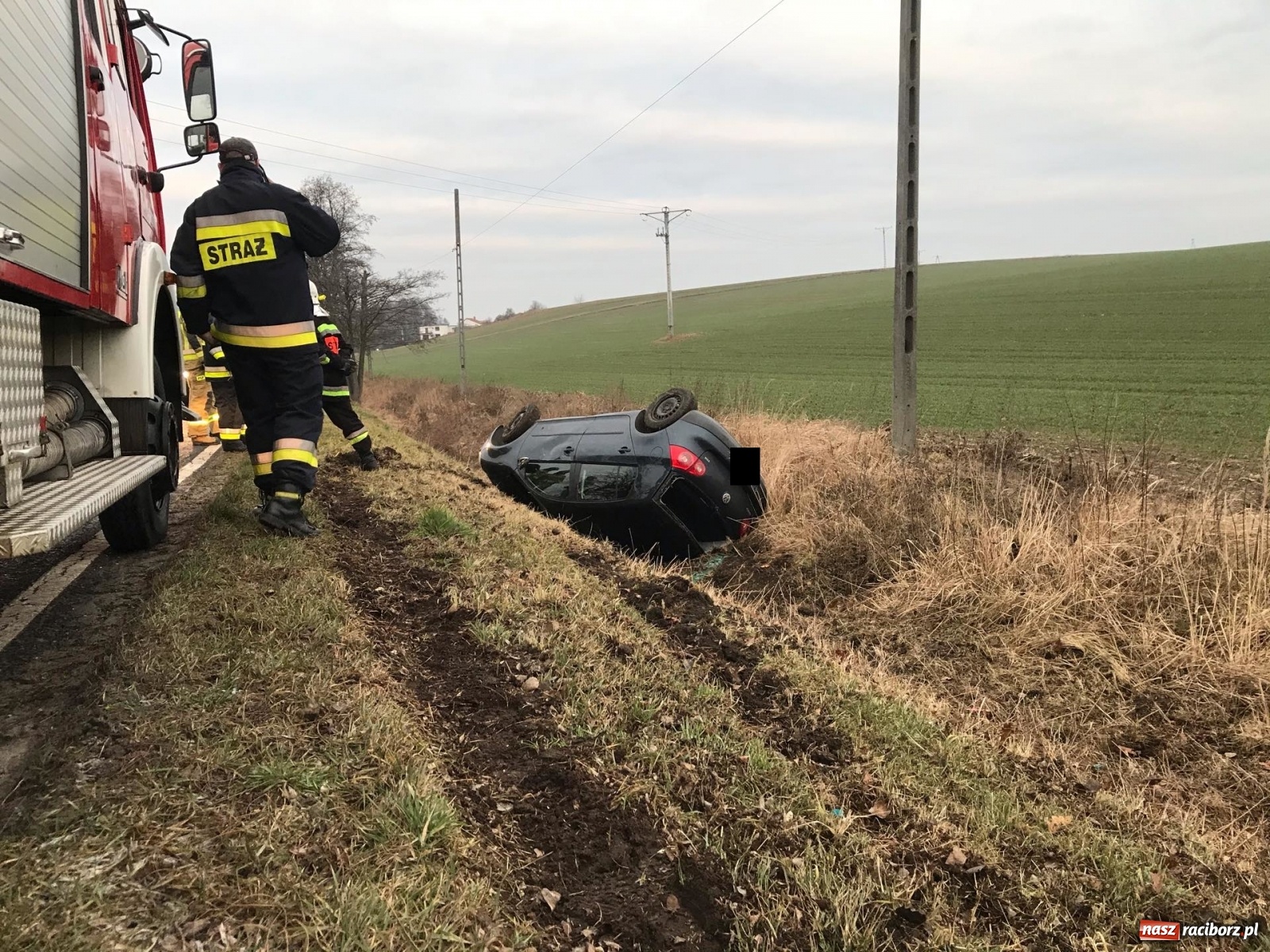 Zdjęcie w galerii na portalu naszraciborz.pl: Dachowanie na trasie Cyprzanów-Pietrowice Wielkie [FOTO] wiadomości z regionu