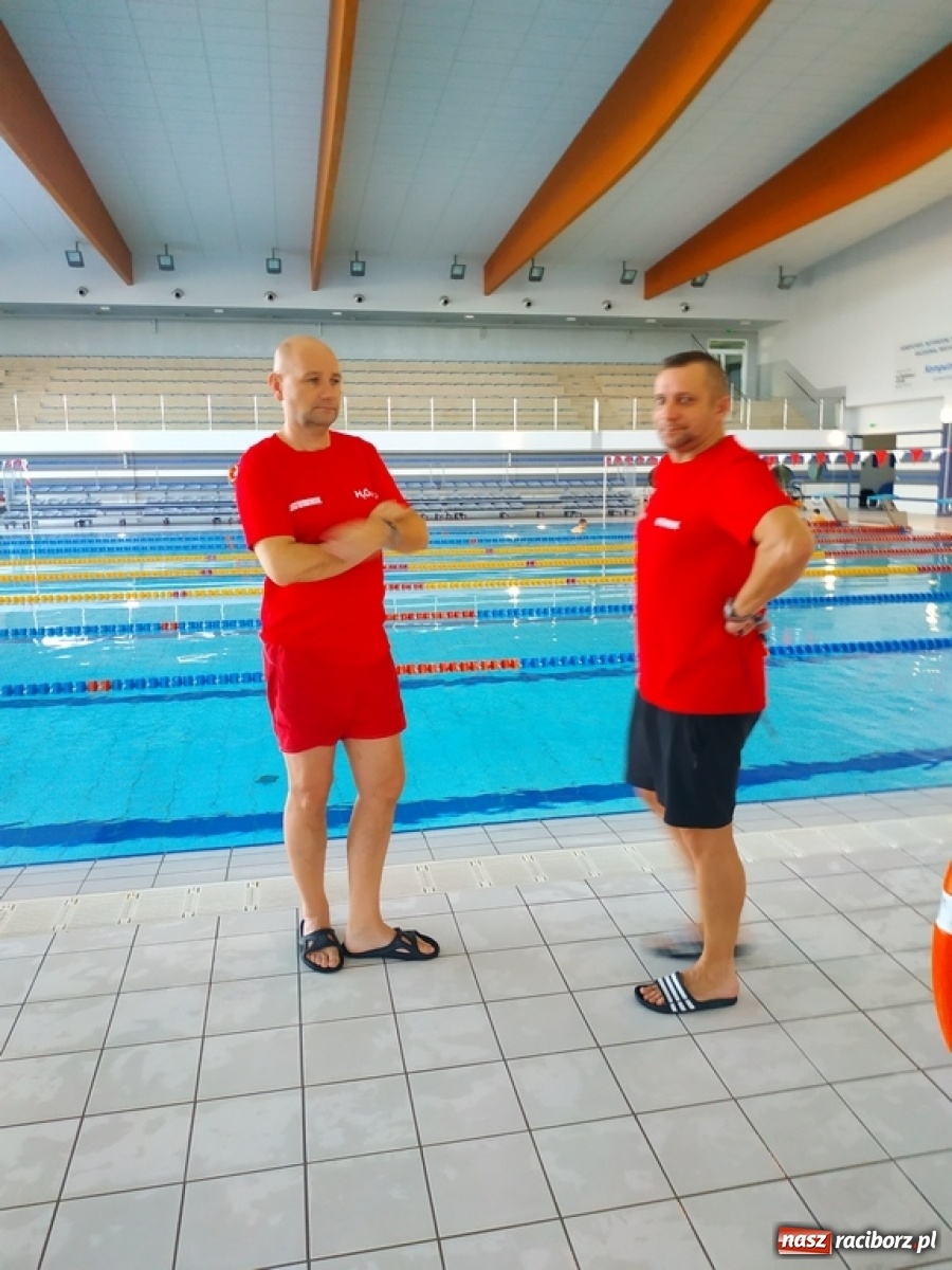 Zdjęcie w galerii na portalu naszraciborz.pl: Zjazd rurami na czas. Wodna rywalizacja w ramach Zimy w Mieście wiadomości z regionu