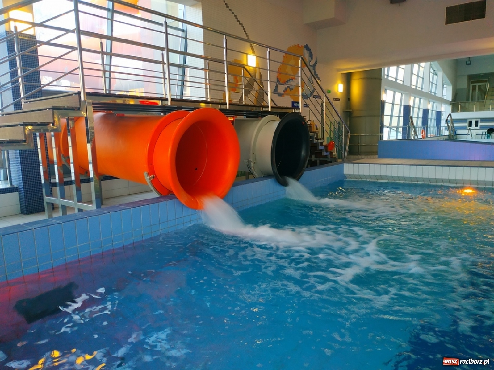 Zdjęcie w galerii na portalu naszraciborz.pl: Zjazd rurami na czas. Wodna rywalizacja w ramach Zimy w Mieście wiadomości z regionu