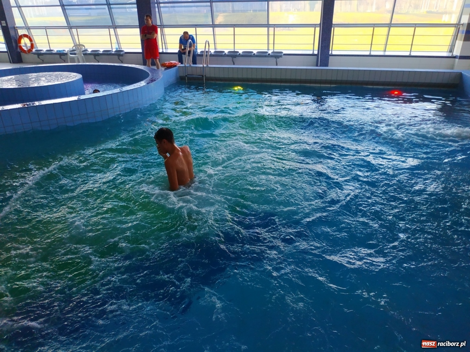 Zdjęcie w galerii na portalu naszraciborz.pl: Zjazd rurami na czas. Wodna rywalizacja w ramach Zimy w Mieście wiadomości z regionu