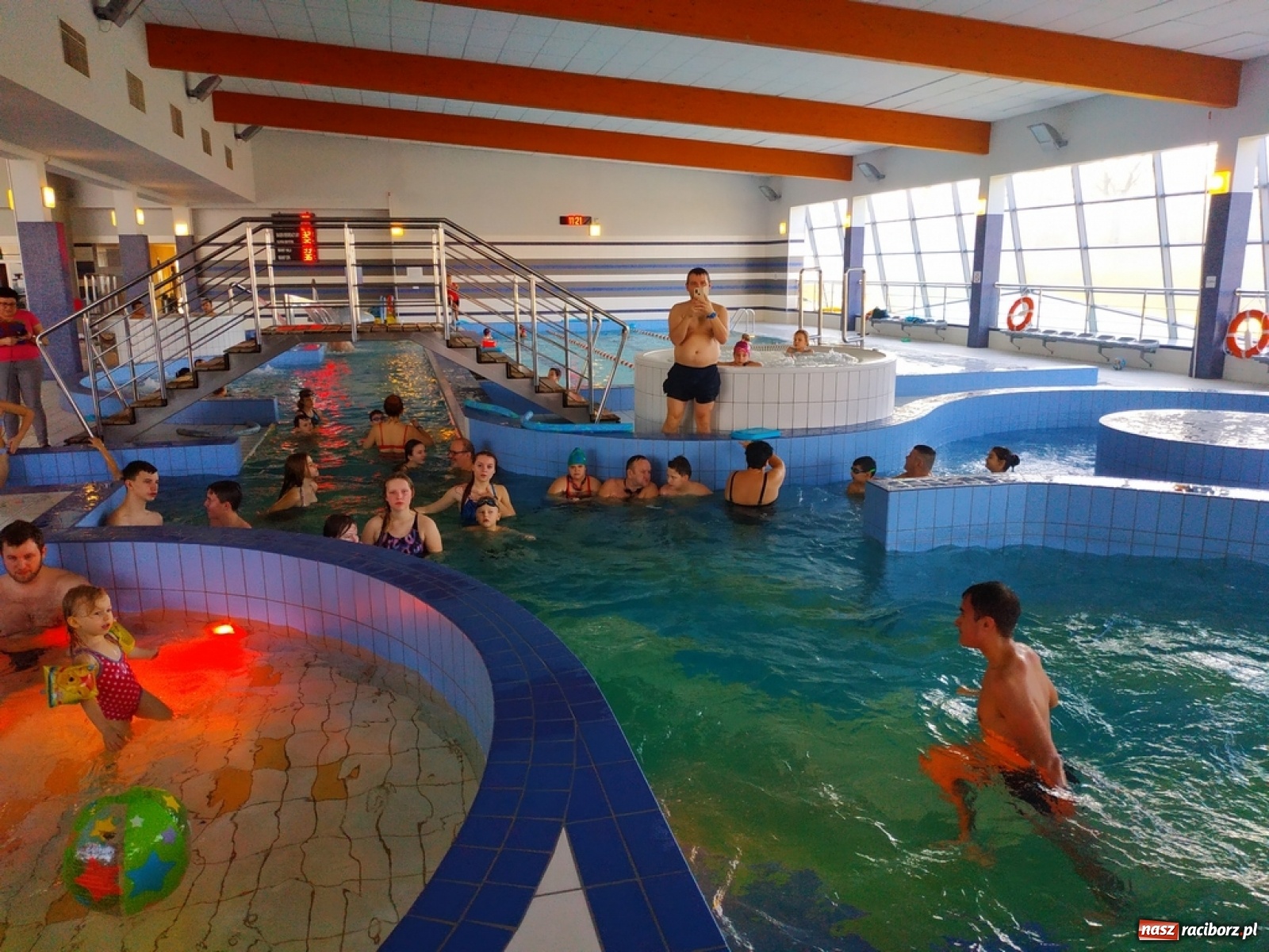 Zdjęcie w galerii na portalu naszraciborz.pl: Zjazd rurami na czas. Wodna rywalizacja w ramach Zimy w Mieście wiadomości z regionu