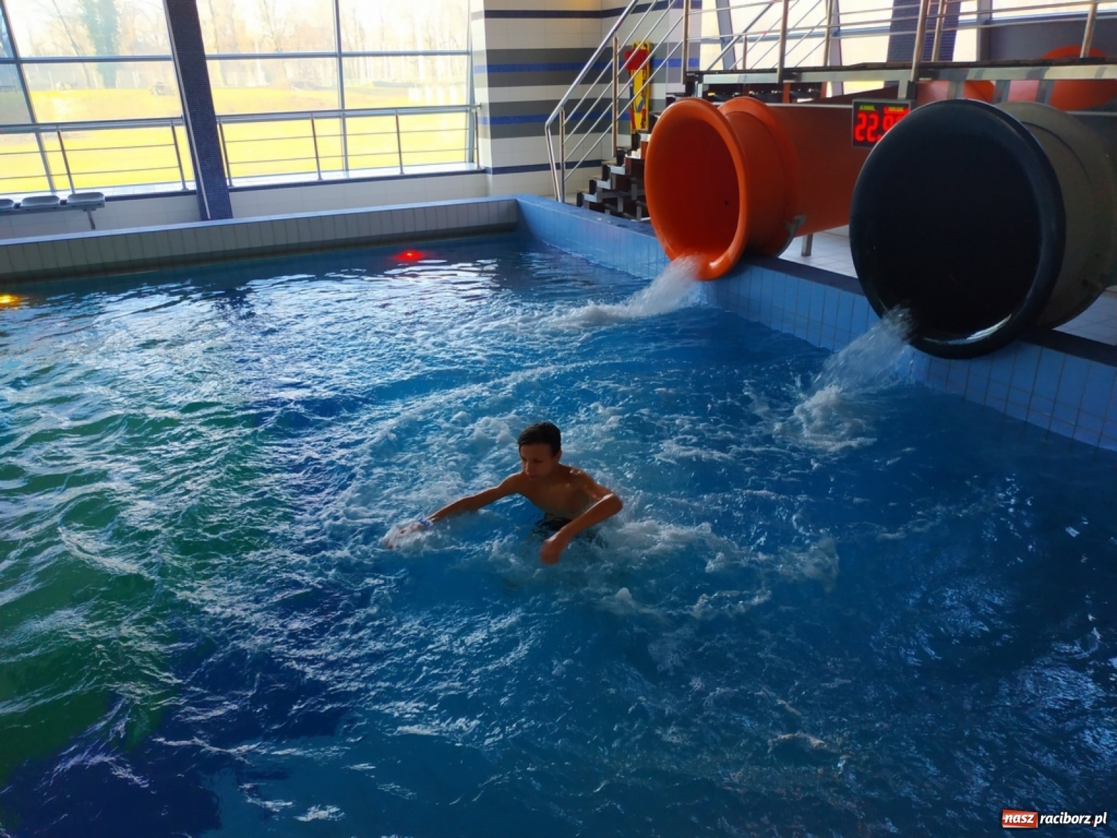 Zdjęcie w galerii na portalu naszraciborz.pl: Zjazd rurami na czas. Wodna rywalizacja w ramach Zimy w Mieście wiadomości z regionu