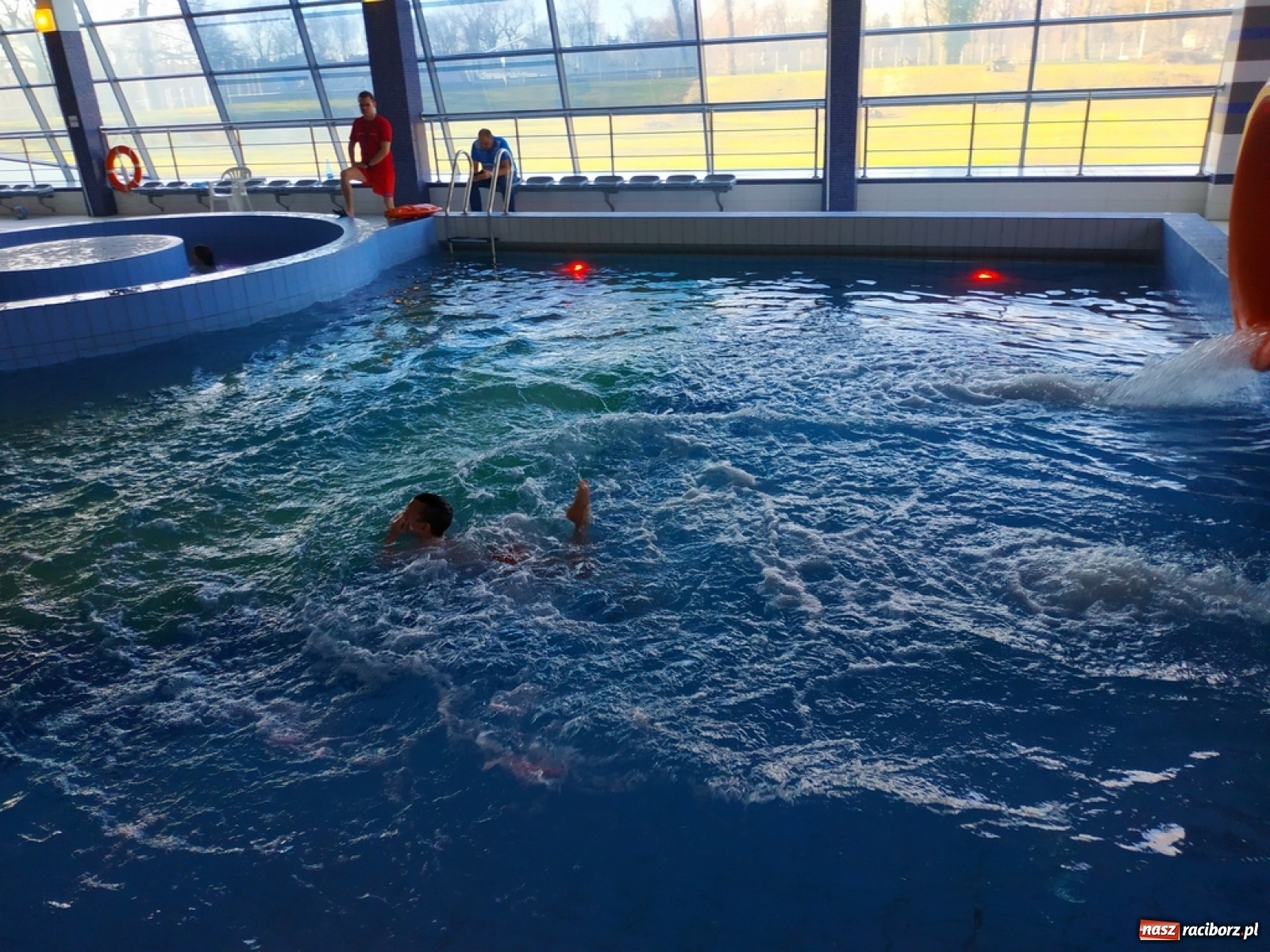 Zdjęcie w galerii na portalu naszraciborz.pl: Zjazd rurami na czas. Wodna rywalizacja w ramach Zimy w Mieście wiadomości z regionu