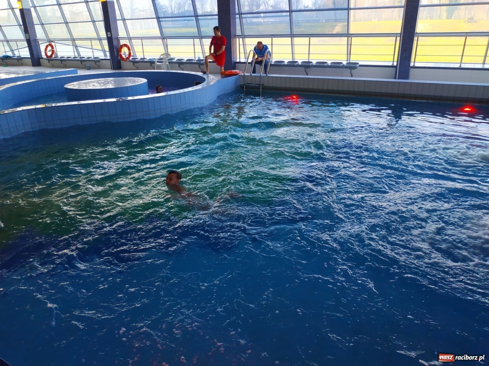 Zdjęcie w galerii na portalu naszraciborz.pl: Zjazd rurami na czas. Wodna rywalizacja w ramach Zimy w Mieście wiadomości z regionu