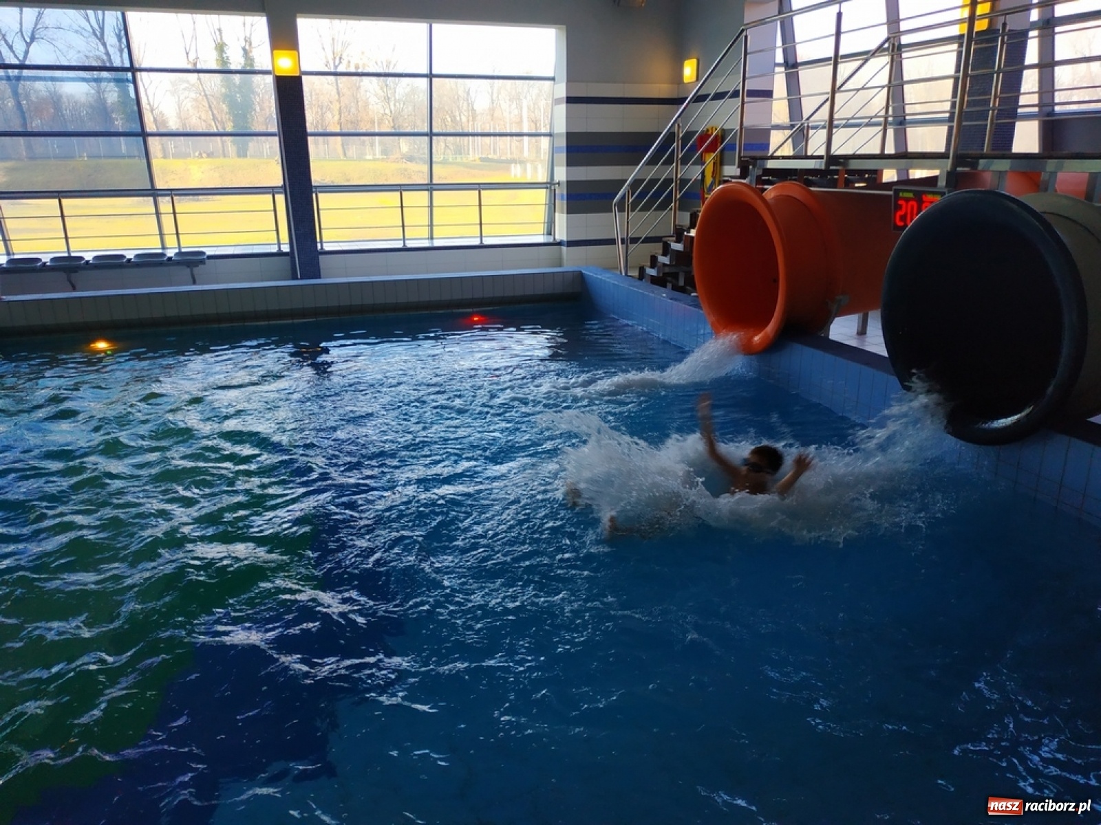 Zdjęcie w galerii na portalu naszraciborz.pl: Zjazd rurami na czas. Wodna rywalizacja w ramach Zimy w Mieście wiadomości z regionu