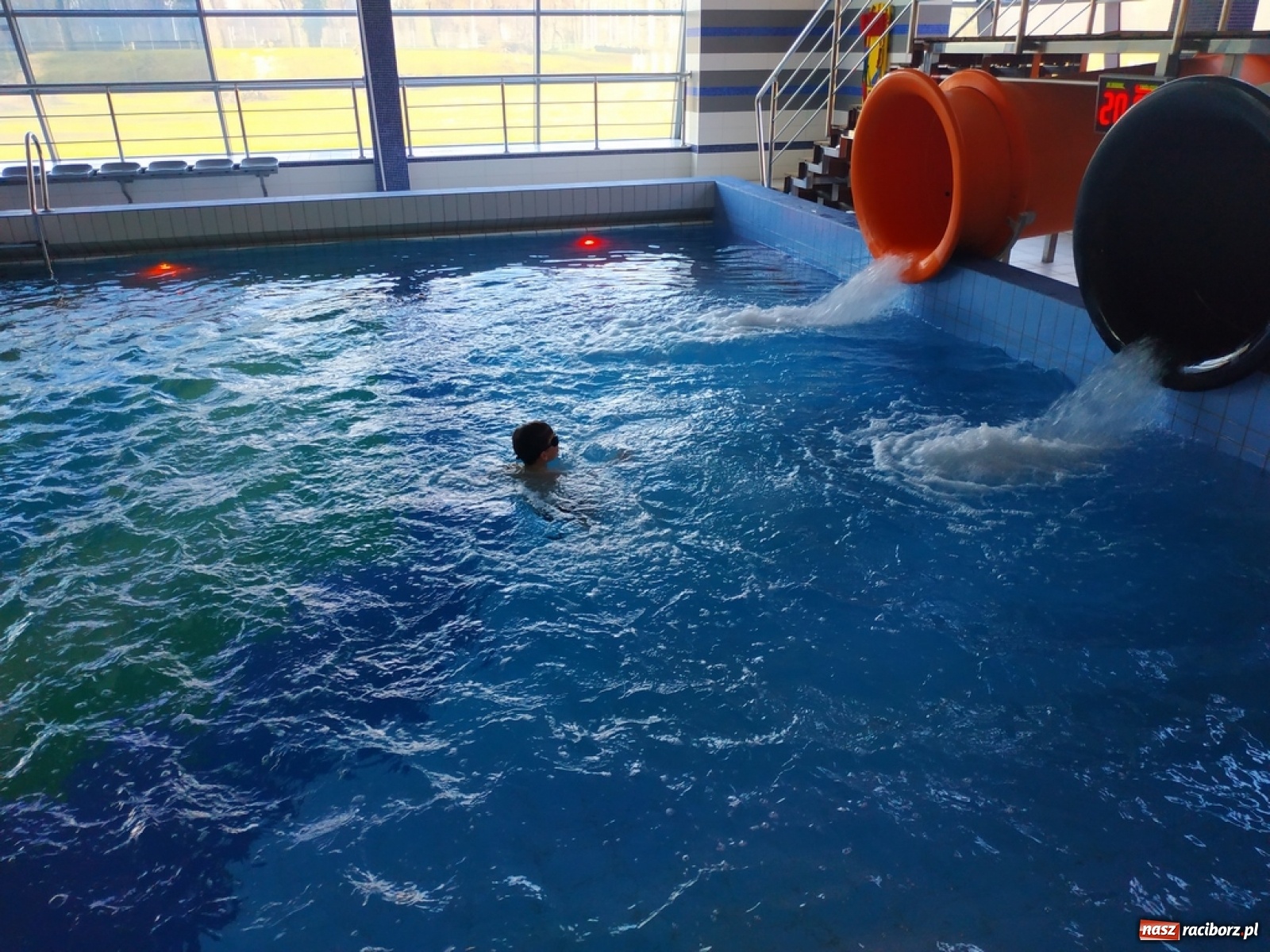 Zdjęcie w galerii na portalu naszraciborz.pl: Zjazd rurami na czas. Wodna rywalizacja w ramach Zimy w Mieście wiadomości z regionu