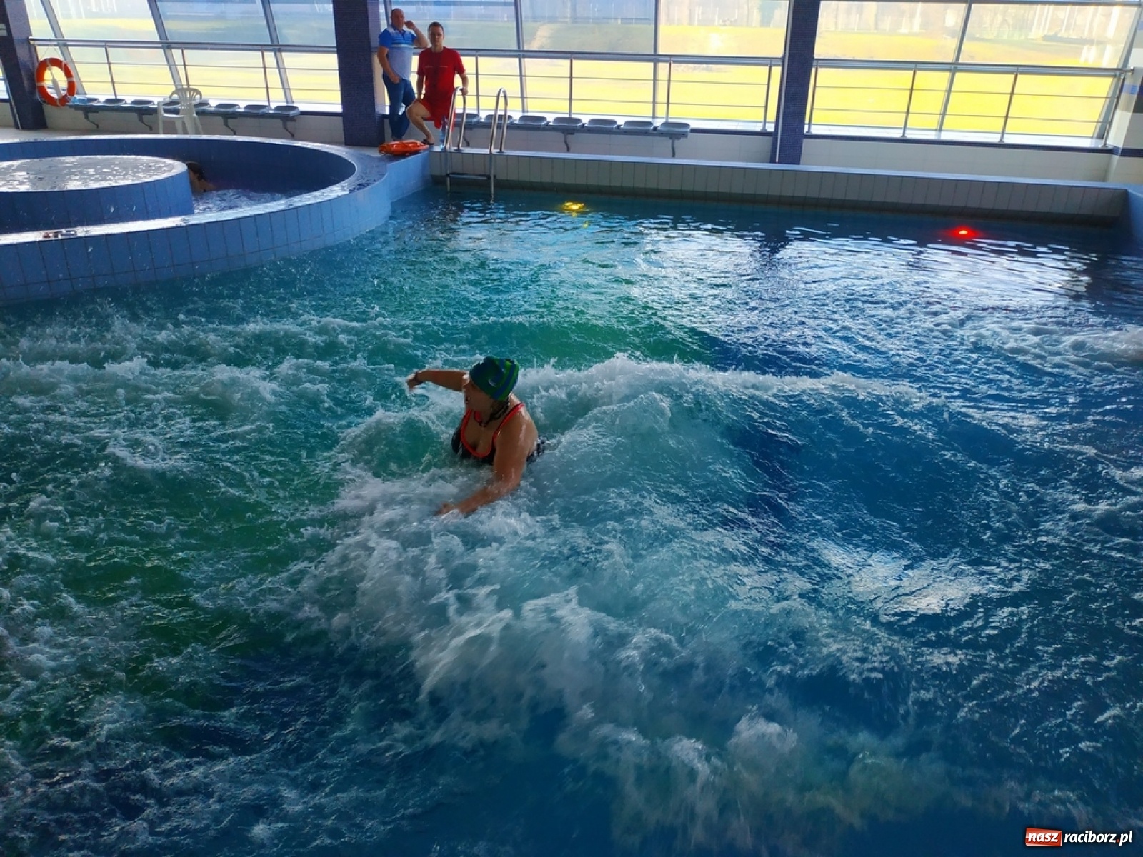Zdjęcie w galerii na portalu naszraciborz.pl: Zjazd rurami na czas. Wodna rywalizacja w ramach Zimy w Mieście wiadomości z regionu
