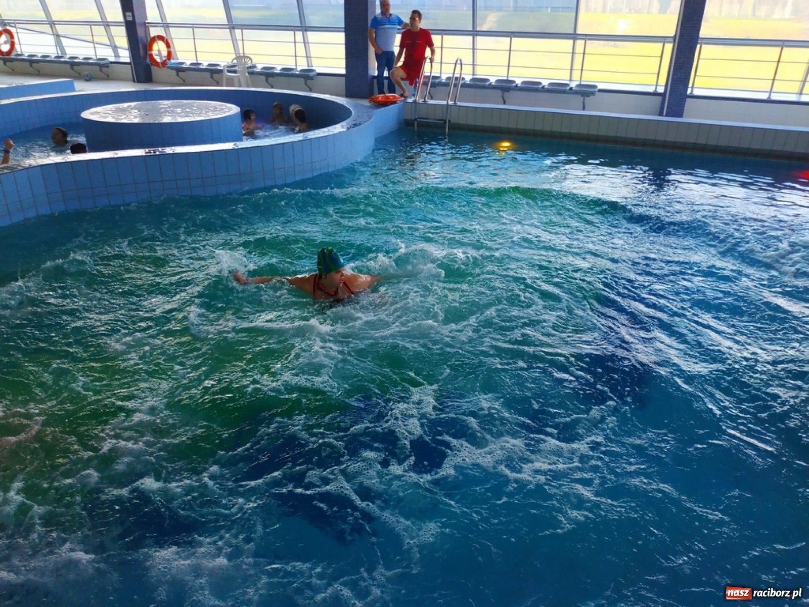 Zdjęcie w galerii na portalu naszraciborz.pl: Zjazd rurami na czas. Wodna rywalizacja w ramach Zimy w Mieście wiadomości z regionu