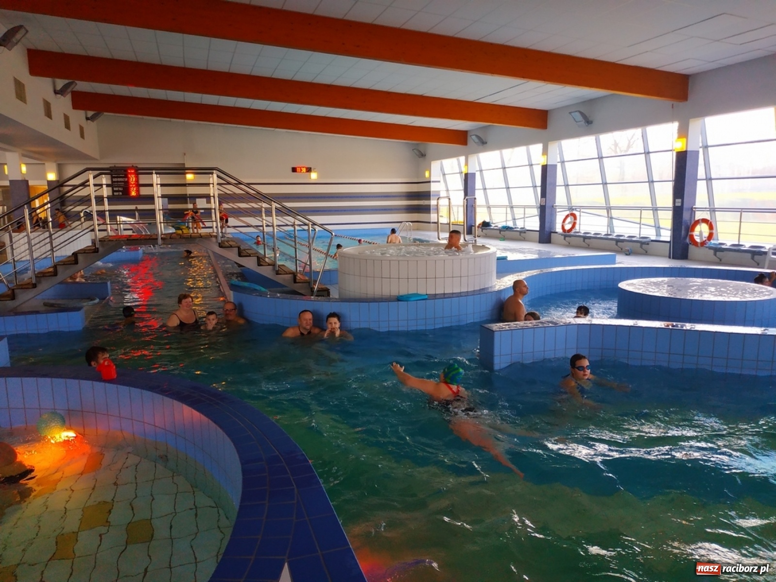 Zdjęcie w galerii na portalu naszraciborz.pl: Zjazd rurami na czas. Wodna rywalizacja w ramach Zimy w Mieście wiadomości z regionu