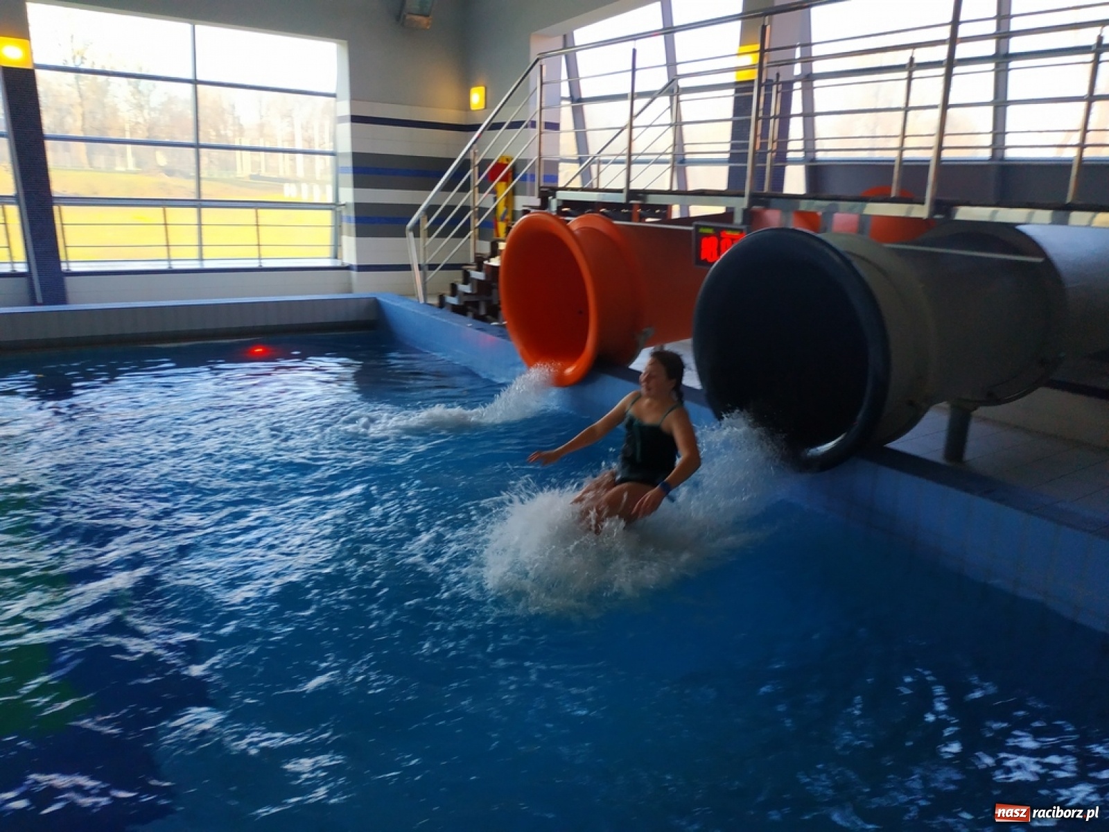 Zdjęcie w galerii na portalu naszraciborz.pl: Zjazd rurami na czas. Wodna rywalizacja w ramach Zimy w Mieście wiadomości z regionu
