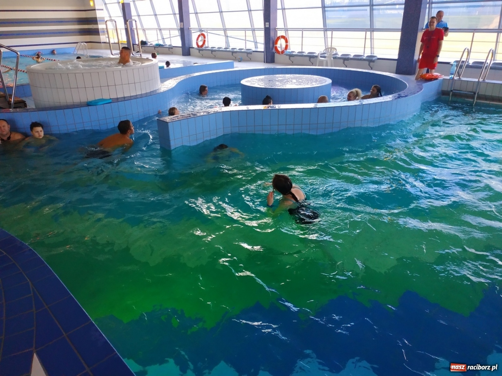 Zdjęcie w galerii na portalu naszraciborz.pl: Zjazd rurami na czas. Wodna rywalizacja w ramach Zimy w Mieście wiadomości z regionu