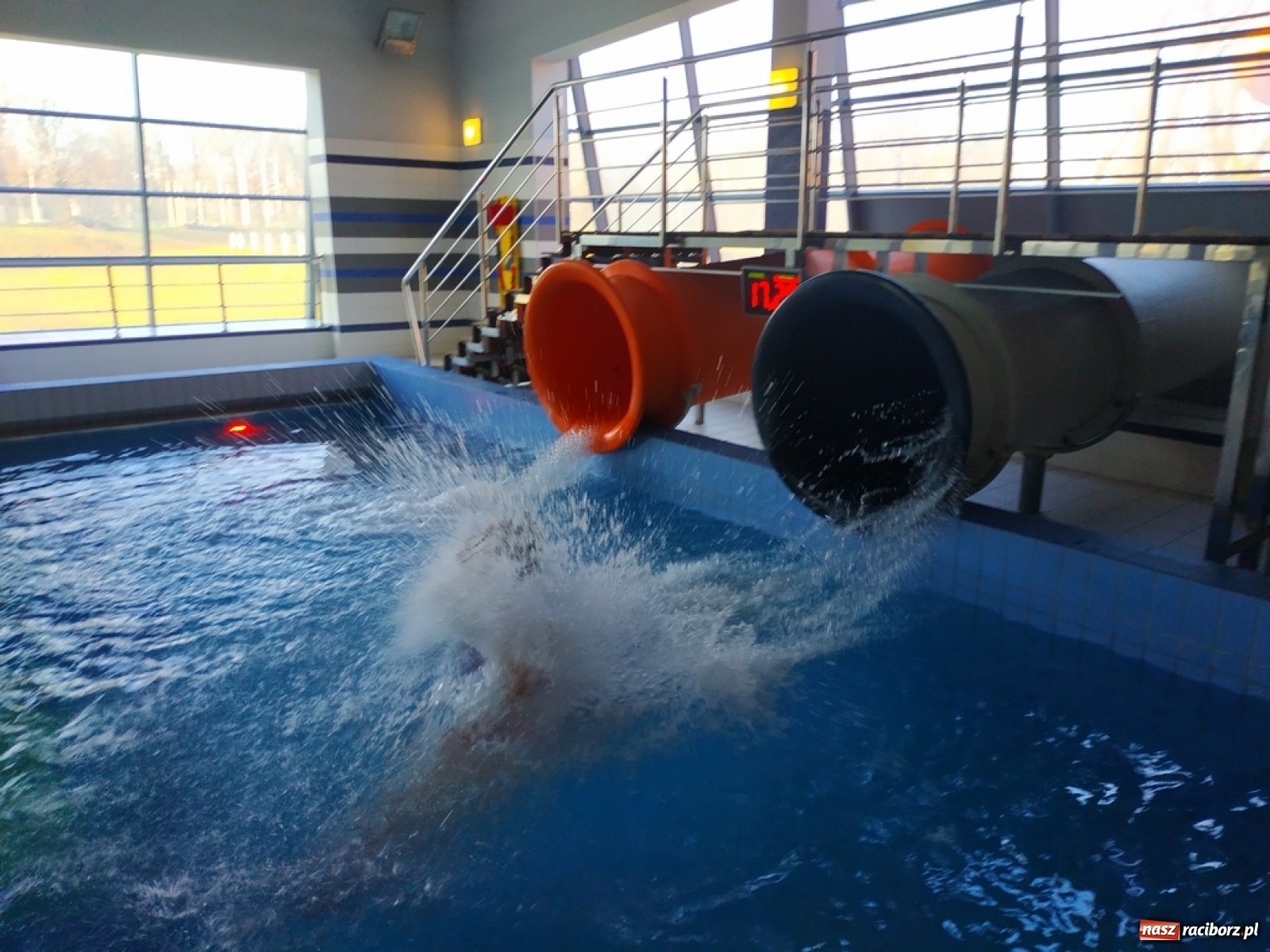 Zdjęcie w galerii na portalu naszraciborz.pl: Zjazd rurami na czas. Wodna rywalizacja w ramach Zimy w Mieście wiadomości z regionu