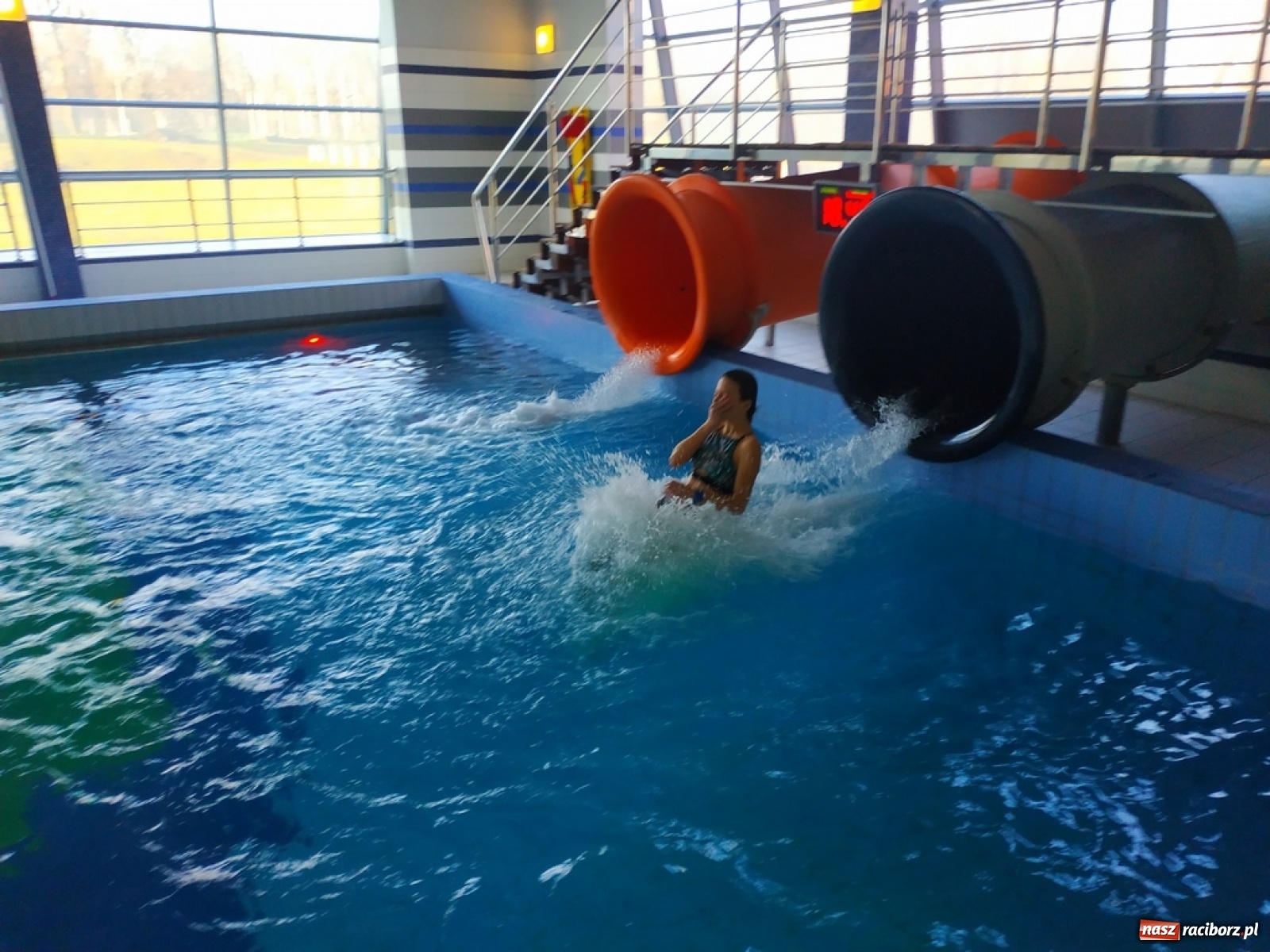 Zdjęcie w galerii na portalu naszraciborz.pl: Zjazd rurami na czas. Wodna rywalizacja w ramach Zimy w Mieście wiadomości z regionu