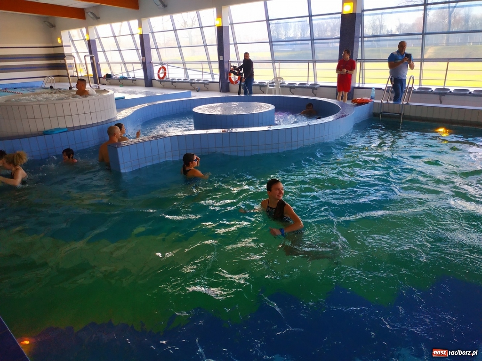 Zdjęcie w galerii na portalu naszraciborz.pl: Zjazd rurami na czas. Wodna rywalizacja w ramach Zimy w Mieście wiadomości z regionu