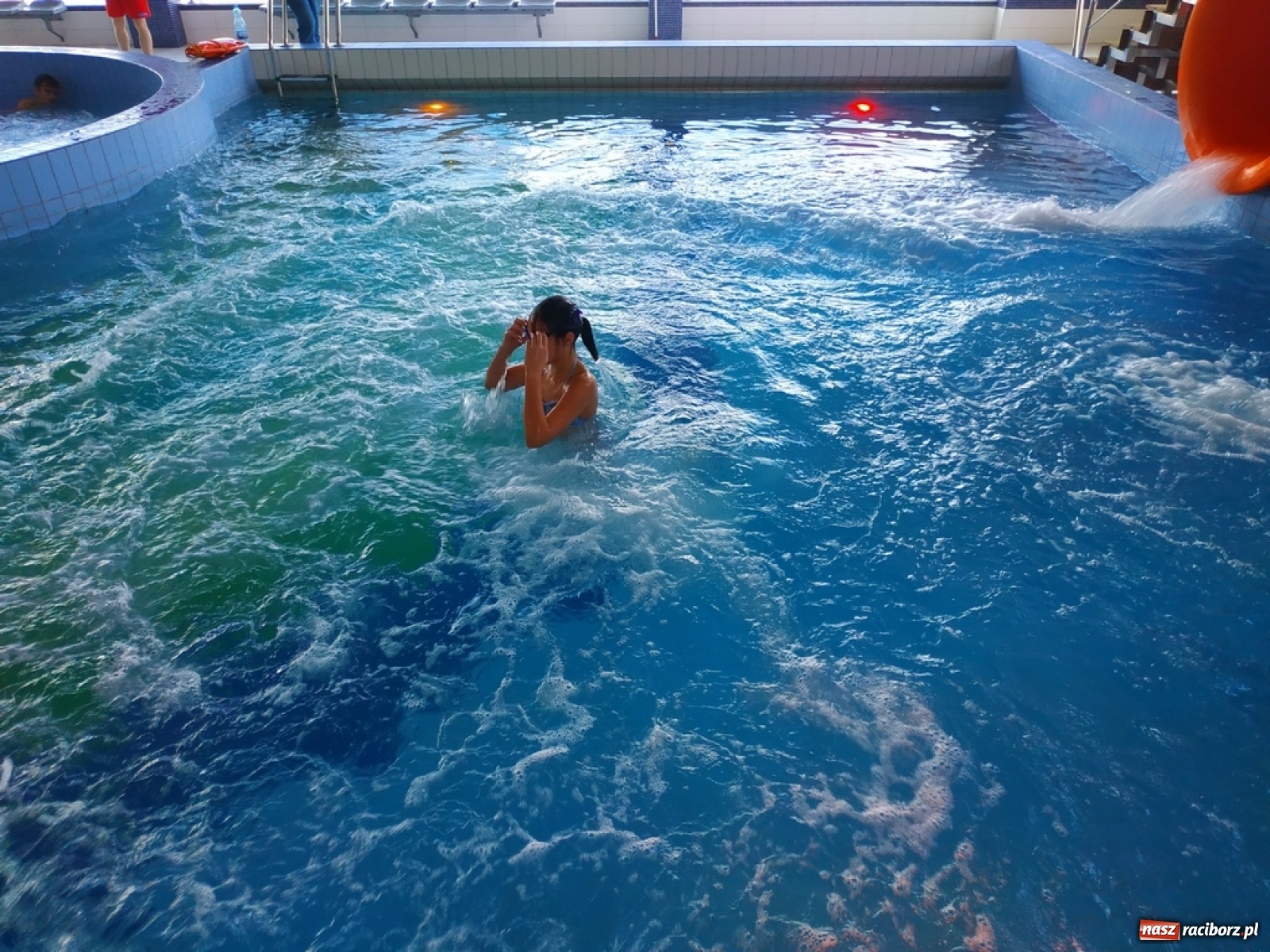 Zdjęcie w galerii na portalu naszraciborz.pl: Zjazd rurami na czas. Wodna rywalizacja w ramach Zimy w Mieście wiadomości z regionu