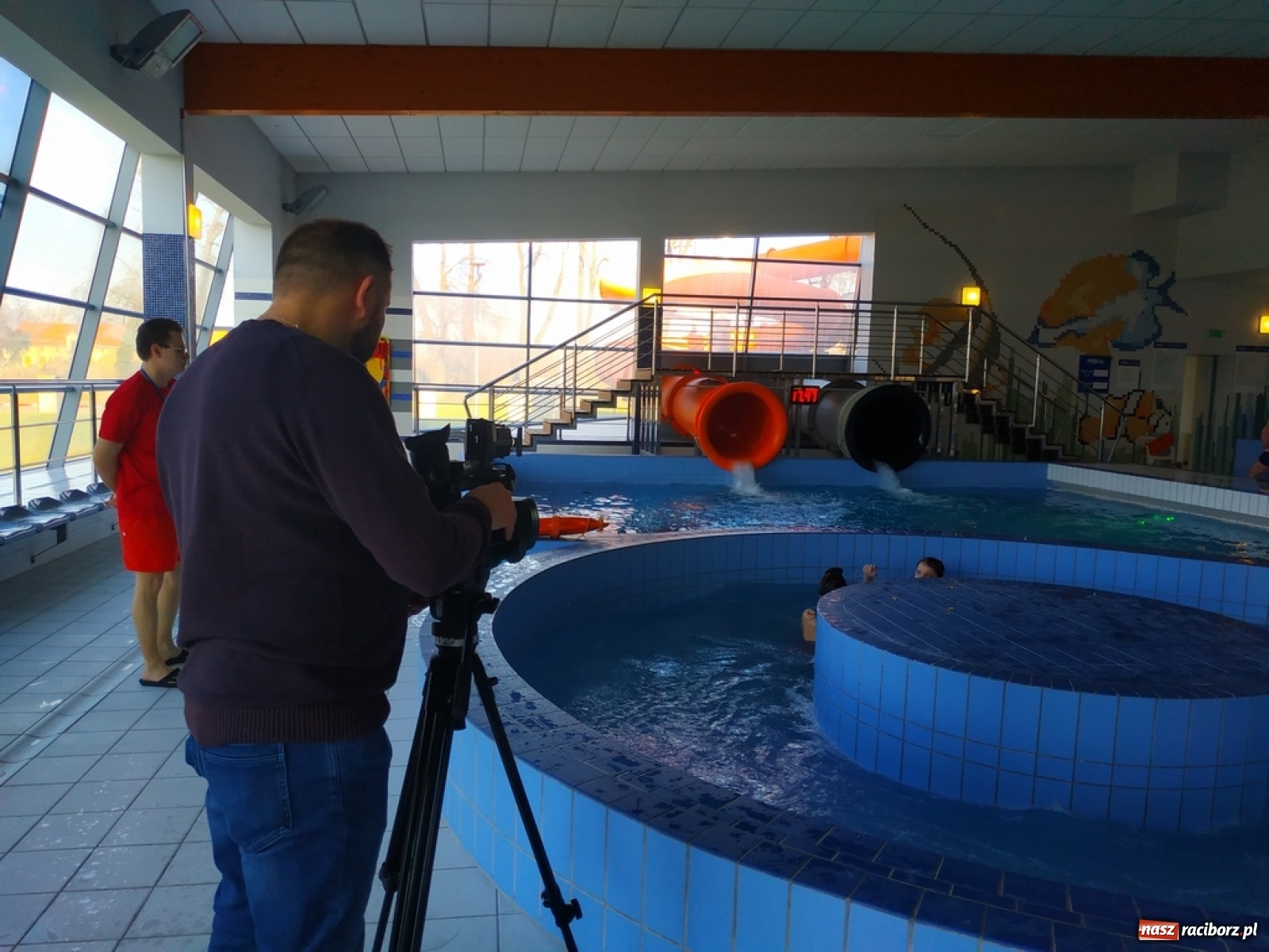 Zdjęcie w galerii na portalu naszraciborz.pl: Zjazd rurami na czas. Wodna rywalizacja w ramach Zimy w Mieście wiadomości z regionu