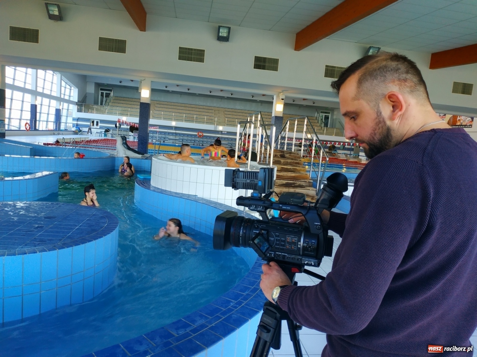 Zdjęcie w galerii na portalu naszraciborz.pl: Zjazd rurami na czas. Wodna rywalizacja w ramach Zimy w Mieście wiadomości z regionu