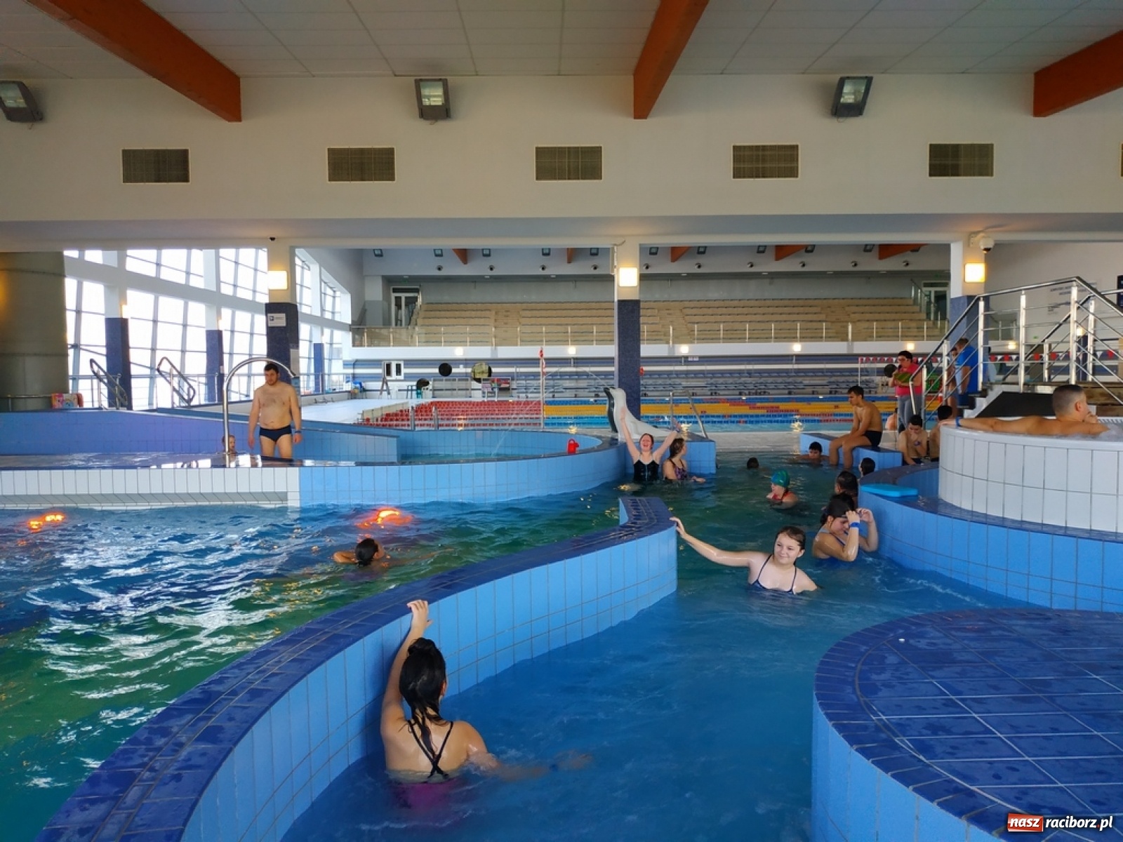 Zdjęcie w galerii na portalu naszraciborz.pl: Zjazd rurami na czas. Wodna rywalizacja w ramach Zimy w Mieście wiadomości z regionu