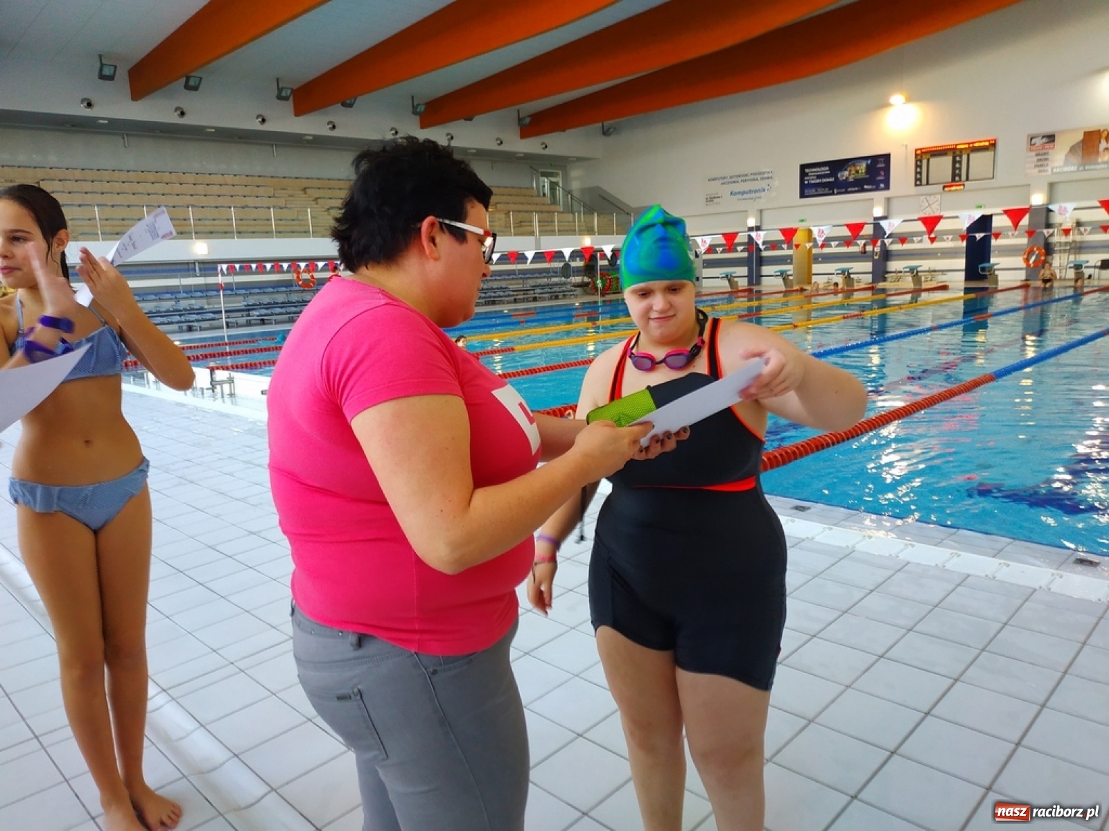 Zdjęcie w galerii na portalu naszraciborz.pl: Zjazd rurami na czas. Wodna rywalizacja w ramach Zimy w Mieście wiadomości z regionu