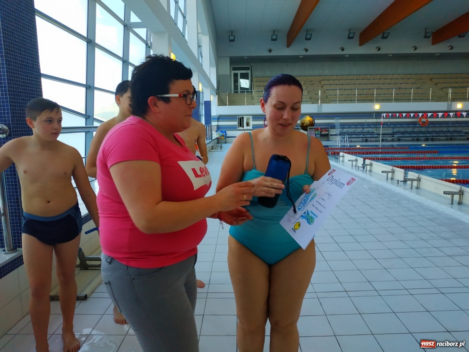 Zdjęcie w galerii na portalu naszraciborz.pl: Zjazd rurami na czas. Wodna rywalizacja w ramach Zimy w Mieście wiadomości z regionu