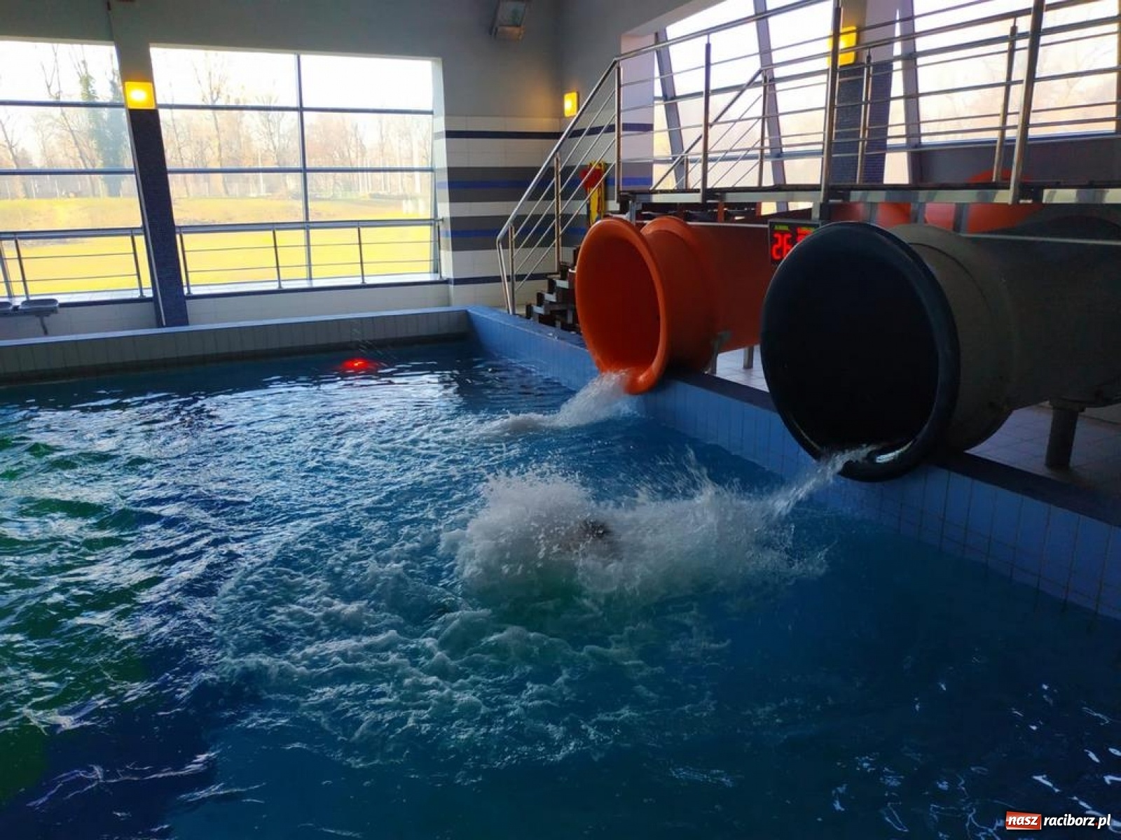 Zdjęcie w galerii na portalu naszraciborz.pl: Zjazd rurami na czas. Wodna rywalizacja w ramach Zimy w Mieście wiadomości z regionu