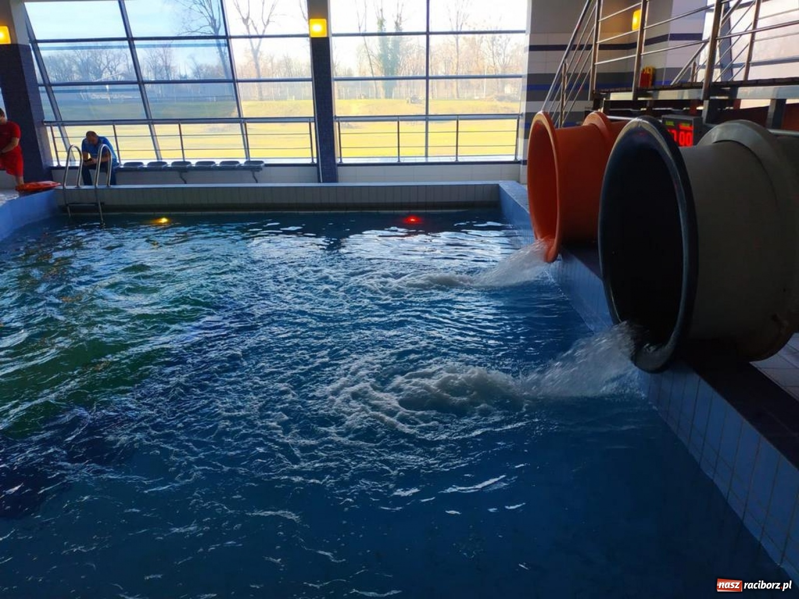 Zdjęcie w galerii na portalu naszraciborz.pl: Zjazd rurami na czas. Wodna rywalizacja w ramach Zimy w Mieście wiadomości z regionu