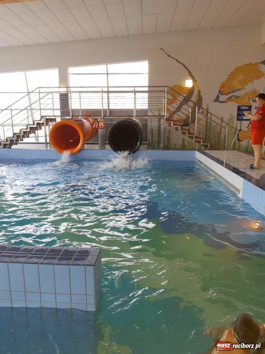 Zdjęcie w galerii na portalu naszraciborz.pl: Zjazd rurami na czas. Wodna rywalizacja w ramach Zimy w Mieście wiadomości z regionu