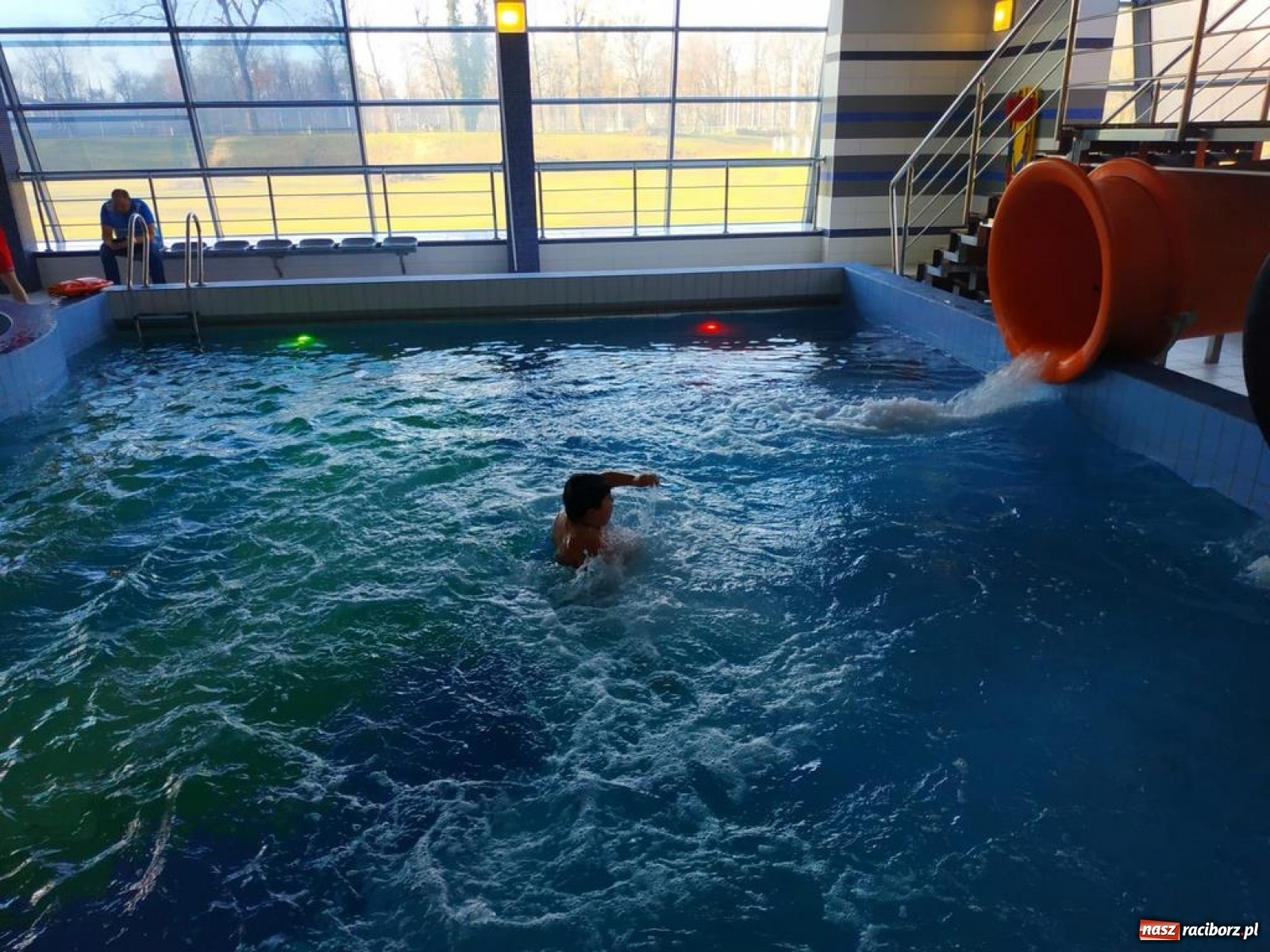 Zdjęcie w galerii na portalu naszraciborz.pl: Zjazd rurami na czas. Wodna rywalizacja w ramach Zimy w Mieście wiadomości z regionu