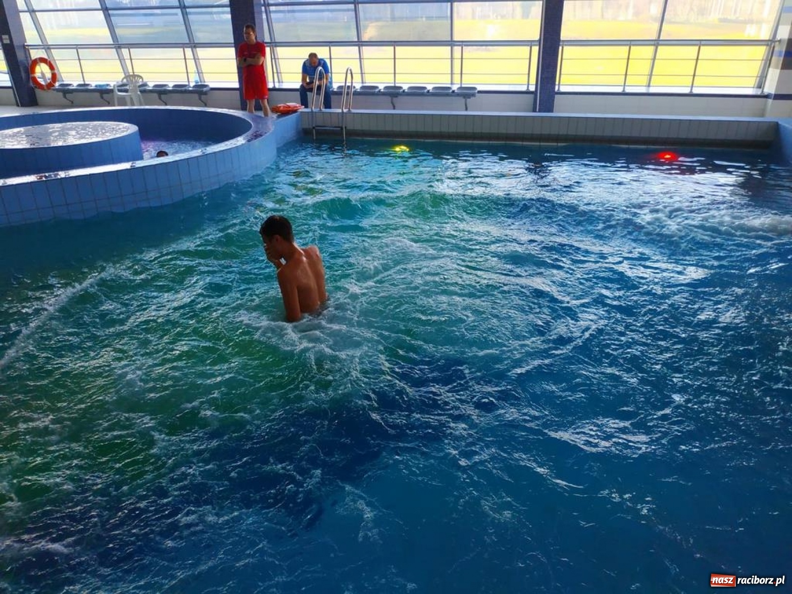 Zdjęcie w galerii na portalu naszraciborz.pl: Zjazd rurami na czas. Wodna rywalizacja w ramach Zimy w Mieście wiadomości z regionu