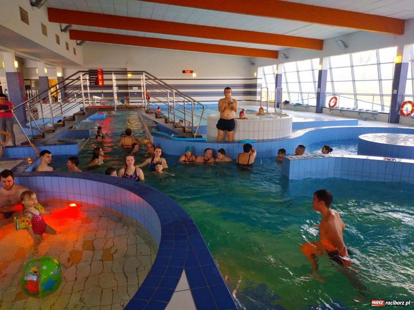 Zdjęcie w galerii na portalu naszraciborz.pl: Zjazd rurami na czas. Wodna rywalizacja w ramach Zimy w Mieście wiadomości z regionu