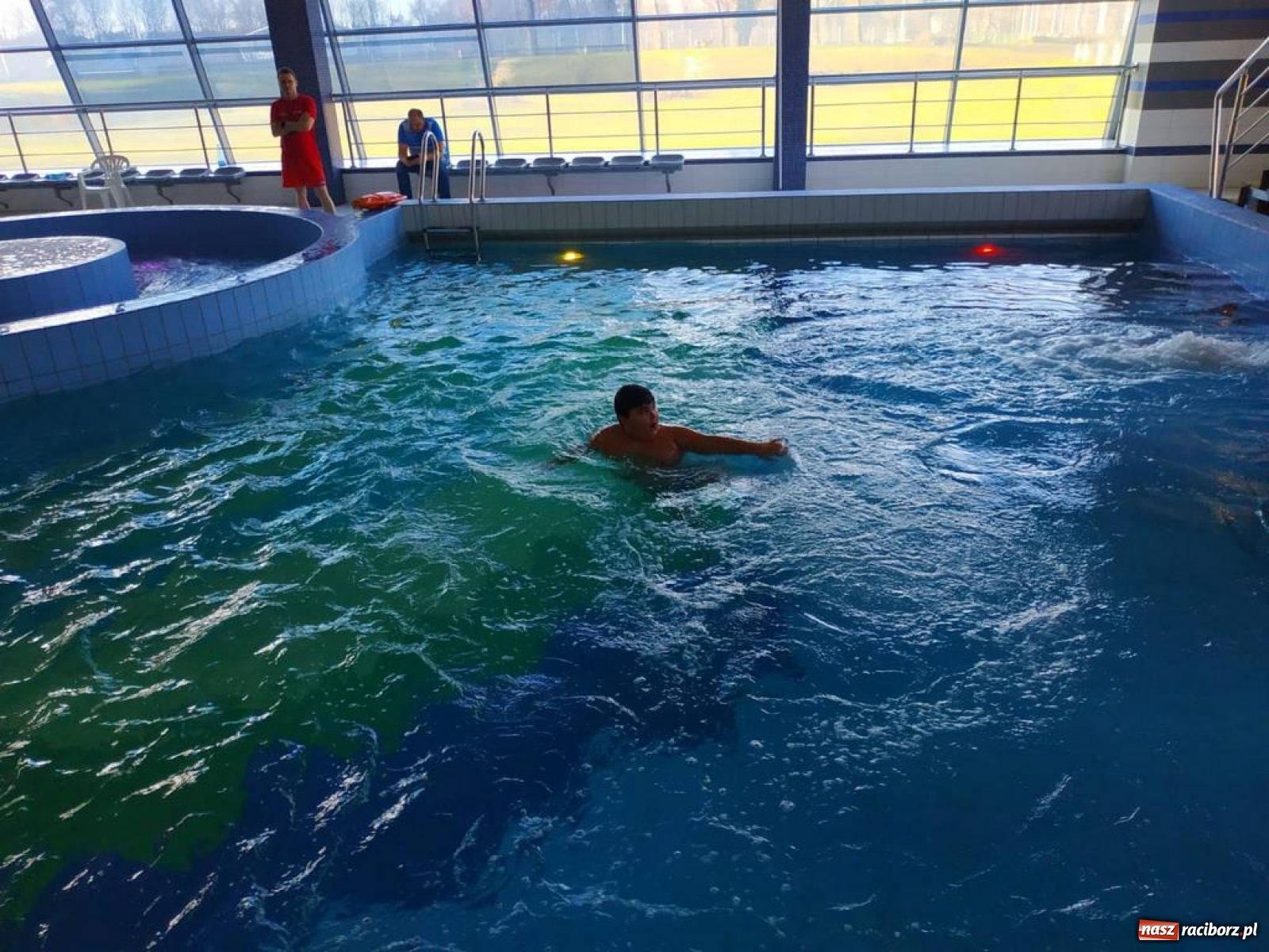 Zdjęcie w galerii na portalu naszraciborz.pl: Zjazd rurami na czas. Wodna rywalizacja w ramach Zimy w Mieście wiadomości z regionu