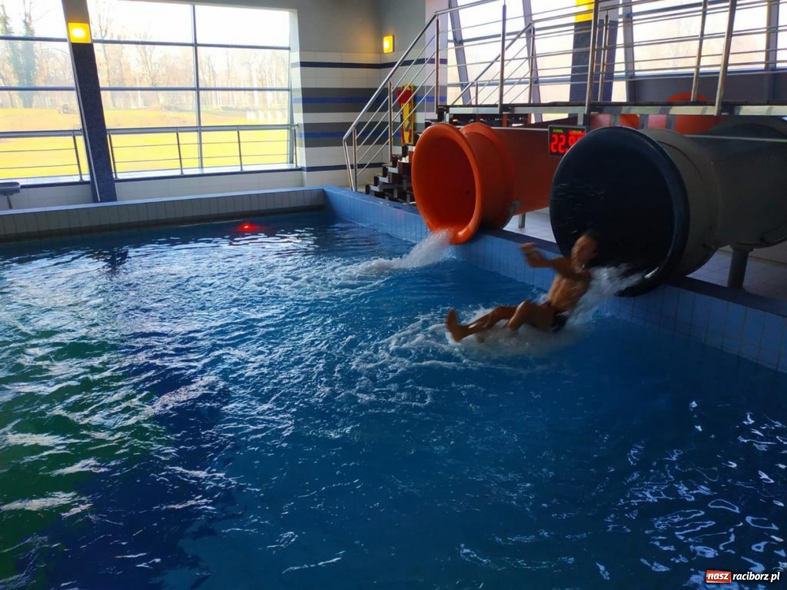 Zdjęcie w galerii na portalu naszraciborz.pl: Zjazd rurami na czas. Wodna rywalizacja w ramach Zimy w Mieście wiadomości z regionu