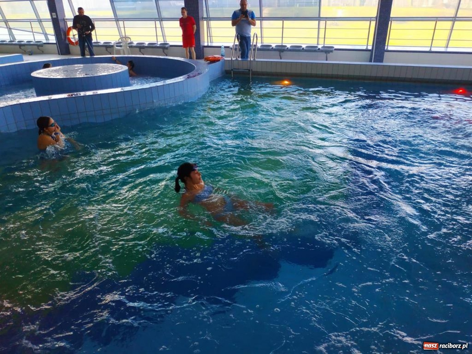 Zdjęcie w galerii na portalu naszraciborz.pl: Zjazd rurami na czas. Wodna rywalizacja w ramach Zimy w Mieście wiadomości z regionu