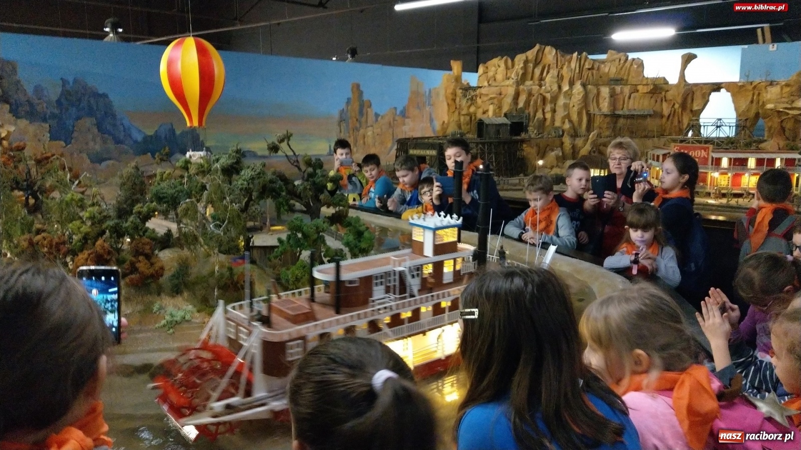 Zdjęcie w galerii na portalu naszraciborz.pl: Ferie z biblioteką: wycieczka do Kolejkowa wiadomości z regionu