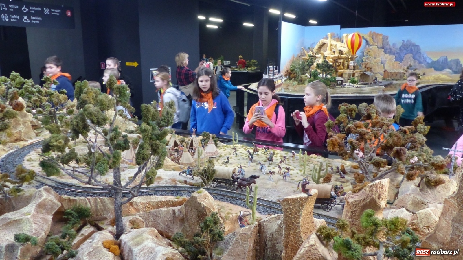 Zdjęcie w galerii na portalu naszraciborz.pl: Ferie z biblioteką: wycieczka do Kolejkowa wiadomości z regionu